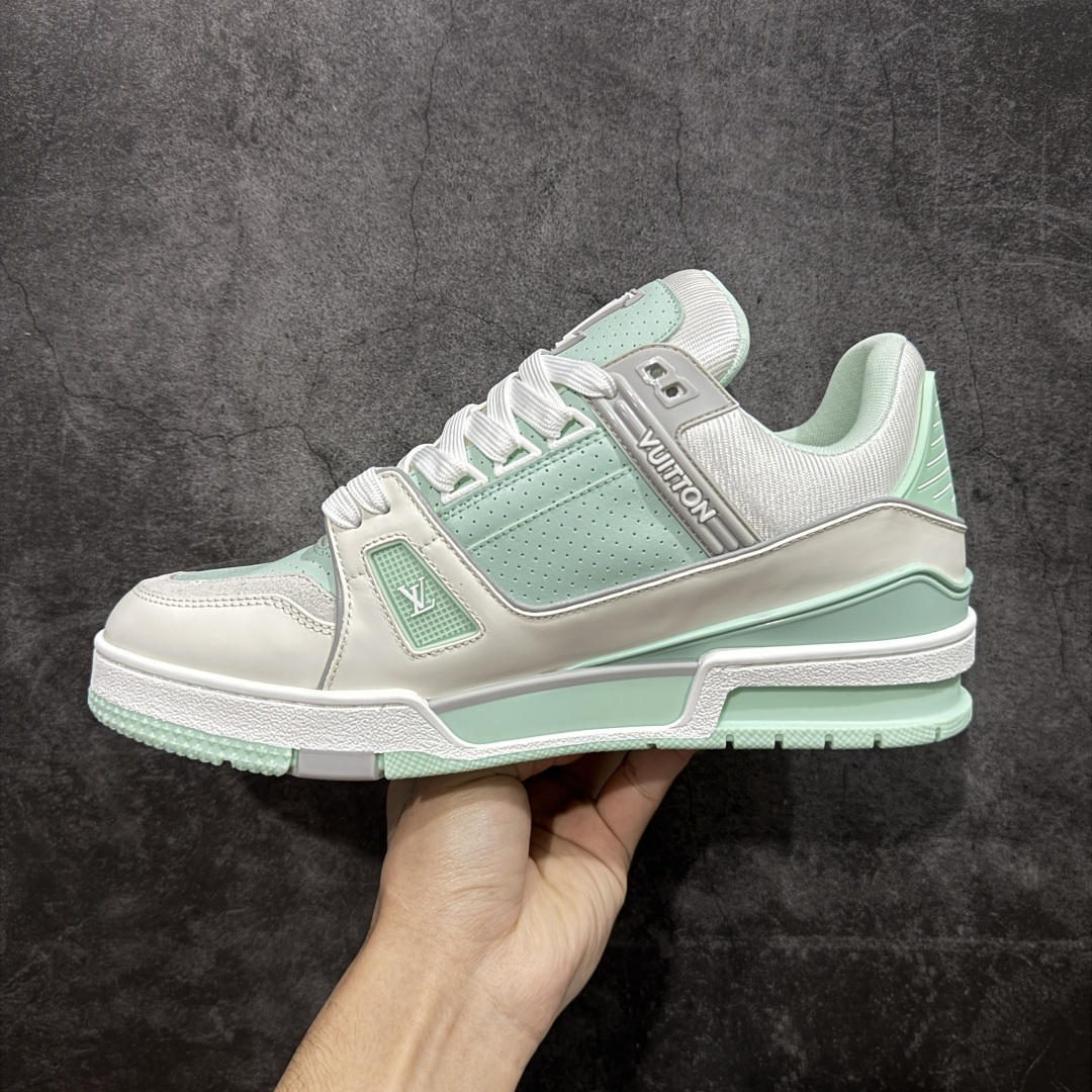 图片[2]-【天花板/Goat版】 市场最强版 没有之一的存在💪🏻 Louis Vuitton LV Trainer 系列全新版上架 手里有正品的可以对比下🆚懂货的看细节‼️ 此版品质是市场从未达到的新高度！ 整体版型 皮料 牛仔布的色差 压花纹路清晰度 后跟版型等等 都可以自行对比[机智]吊打市场所有货，怒甩十条街的那种，直接来正品对比图🆚，欢迎拿市场各大工厂的货来对比！ 尺码：35-45码-选品中心