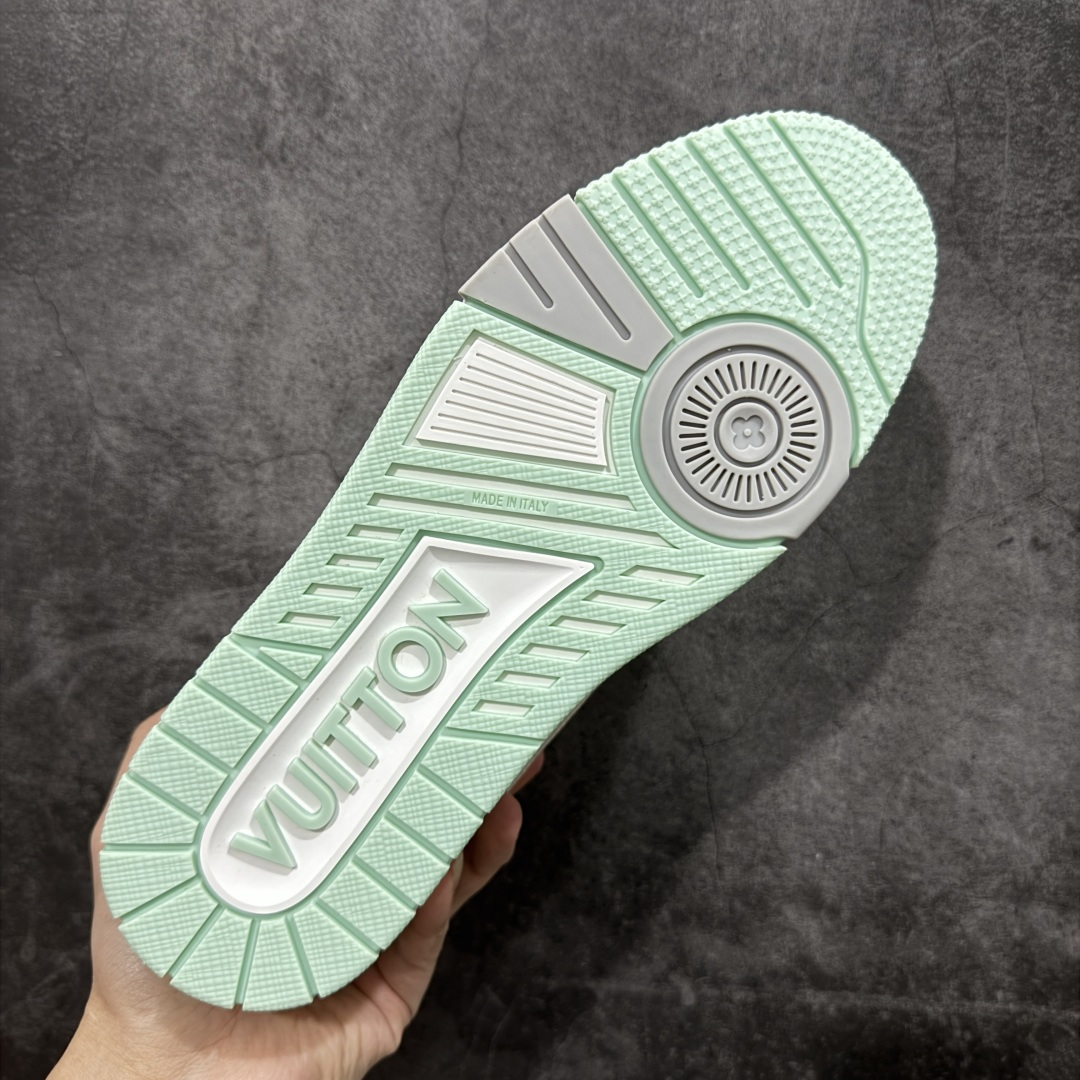 图片[9]-【天花板/Goat版】 市场最强版 没有之一的存在💪🏻 Louis Vuitton LV Trainer 系列全新版上架 手里有正品的可以对比下🆚懂货的看细节‼️ 此版品质是市场从未达到的新高度！ 整体版型 皮料 牛仔布的色差 压花纹路清晰度 后跟版型等等 都可以自行对比[机智]吊打市场所有货，怒甩十条街的那种，直接来正品对比图🆚，欢迎拿市场各大工厂的货来对比！ 尺码：35-45码-选品中心