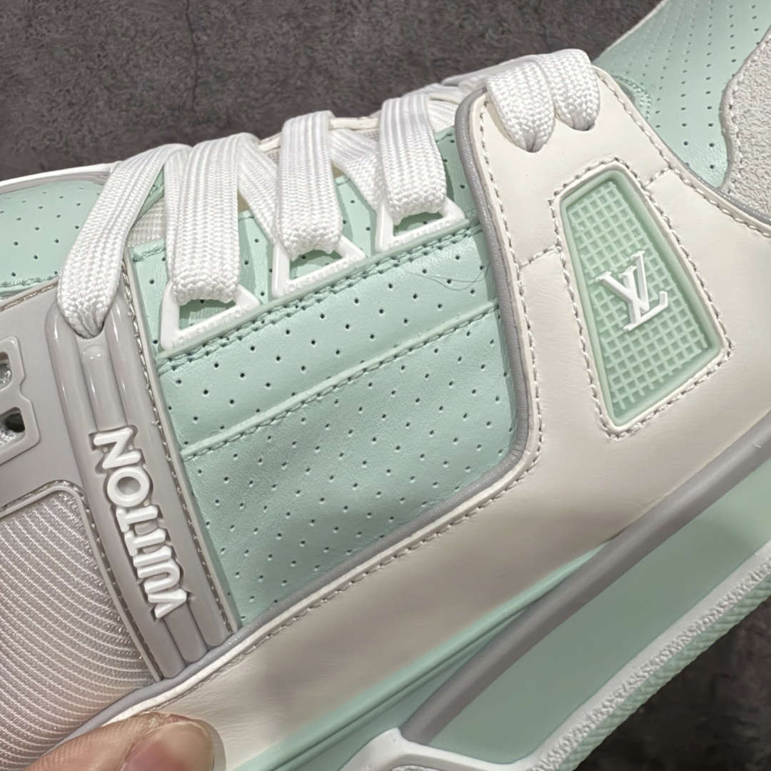 图片[4]-【天花板/Goat版】 市场最强版 没有之一的存在💪🏻 Louis Vuitton LV Trainer 系列全新版上架 手里有正品的可以对比下🆚懂货的看细节‼️ 此版品质是市场从未达到的新高度！ 整体版型 皮料 牛仔布的色差 压花纹路清晰度 后跟版型等等 都可以自行对比[机智]吊打市场所有货，怒甩十条街的那种，直接来正品对比图🆚，欢迎拿市场各大工厂的货来对比！ 尺码：35-45码-选品中心