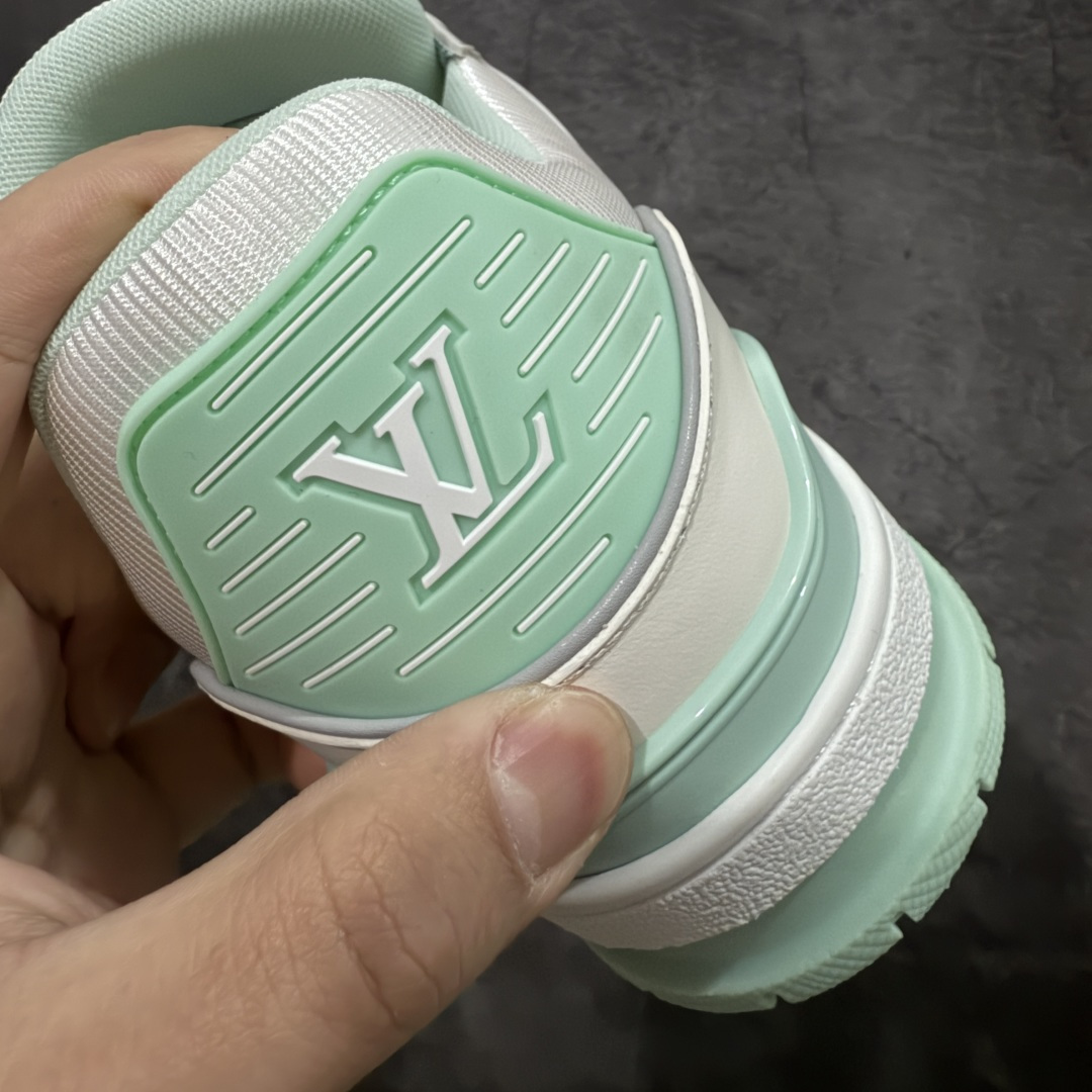 图片[2]-【天花板/Goat版】 市场最强版 没有之一的存在💪🏻 Louis Vuitton LV Trainer 系列全新版上架 手里有正品的可以对比下🆚懂货的看细节‼️ 此版品质是市场从未达到的新高度！ 整体版型 皮料 牛仔布的色差 压花纹路清晰度 后跟版型等等 都可以自行对比[机智]吊打市场所有货，怒甩十条街的那种，直接来正品对比图🆚，欢迎拿市场各大工厂的货来对比！ 尺码：35-45码-选品中心