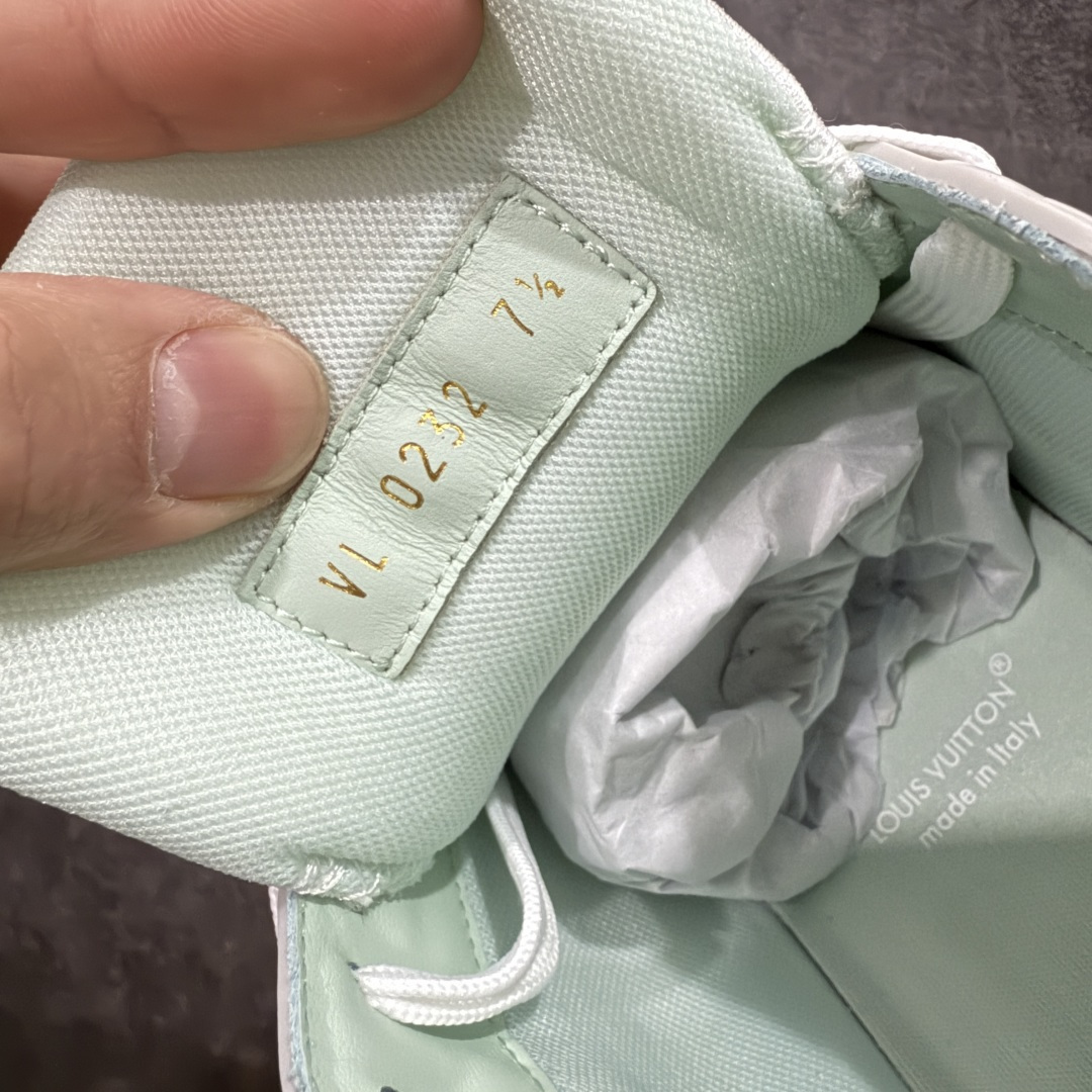 图片[7]-【天花板/Goat版】 市场最强版 没有之一的存在💪🏻 Louis Vuitton LV Trainer 系列全新版上架 手里有正品的可以对比下🆚懂货的看细节‼️ 此版品质是市场从未达到的新高度！ 整体版型 皮料 牛仔布的色差 压花纹路清晰度 后跟版型等等 都可以自行对比[机智]吊打市场所有货，怒甩十条街的那种，直接来正品对比图🆚，欢迎拿市场各大工厂的货来对比！ 尺码：35-45码-选品中心