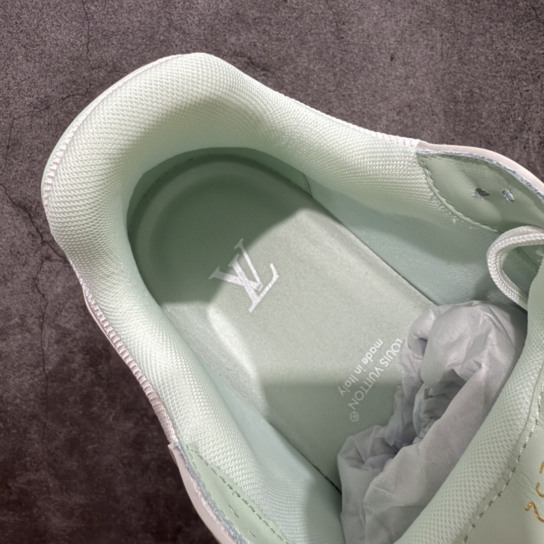 图片[8]-【天花板/Goat版】 市场最强版 没有之一的存在💪🏻 Louis Vuitton LV Trainer 系列全新版上架 手里有正品的可以对比下🆚懂货的看细节‼️ 此版品质是市场从未达到的新高度！ 整体版型 皮料 牛仔布的色差 压花纹路清晰度 后跟版型等等 都可以自行对比[机智]吊打市场所有货，怒甩十条街的那种，直接来正品对比图🆚，欢迎拿市场各大工厂的货来对比！ 尺码：35-45码-选品中心