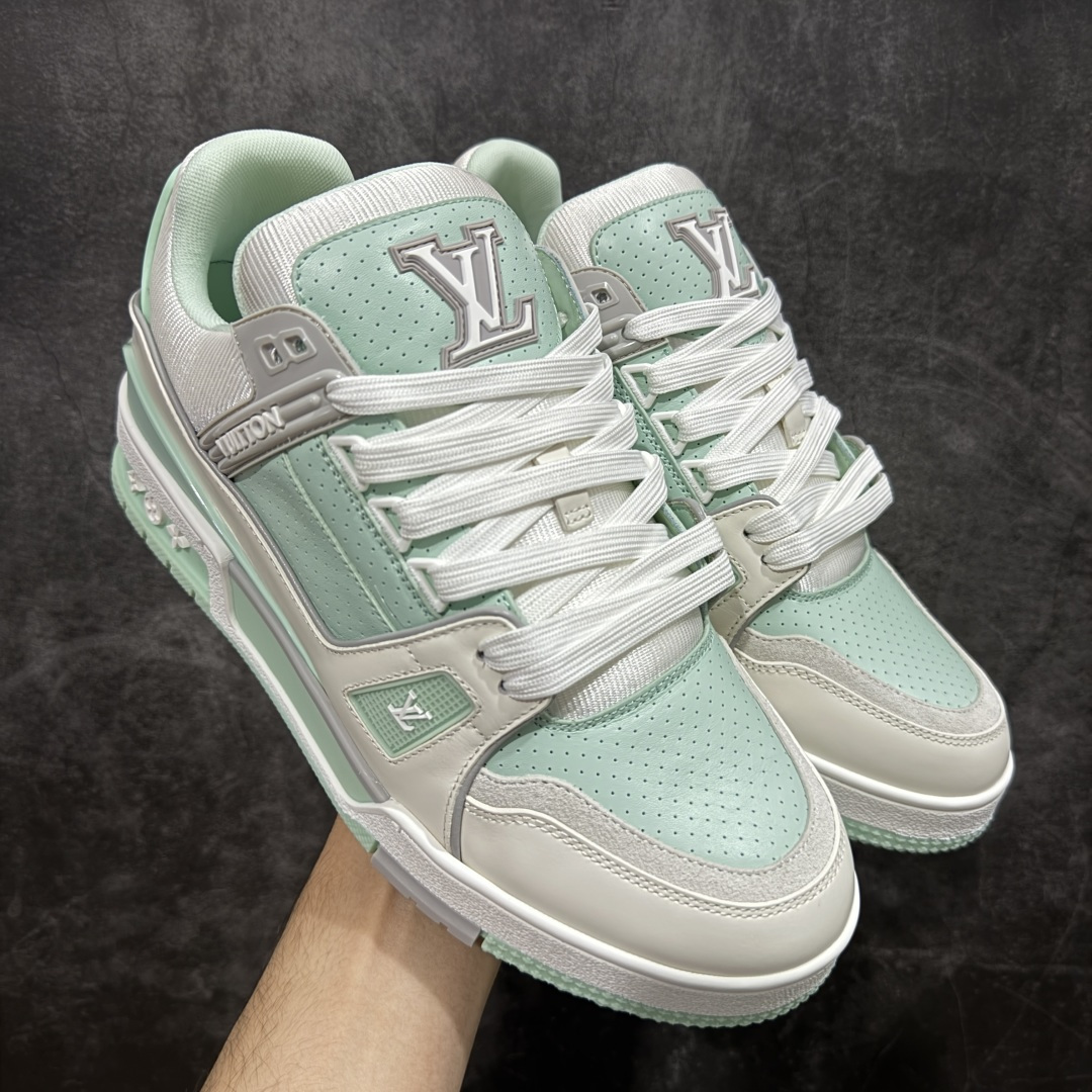 【天花板/Goat版】 市场最强版 没有之一的存在💪🏻 Louis Vuitton LV Trainer 系列全新版上架 手里有正品的可以对比下🆚懂货的看细节‼️ 此版品质是市场从未达到的新高度！ 整体版型 皮料 牛仔布的色差 压花纹路清晰度 后跟版型等等 都可以自行对比[机智]吊打市场所有货，怒甩十条街的那种，直接来正品对比图🆚，欢迎拿市场各大工厂的货来对比！ 尺码：35-45码-选品中心