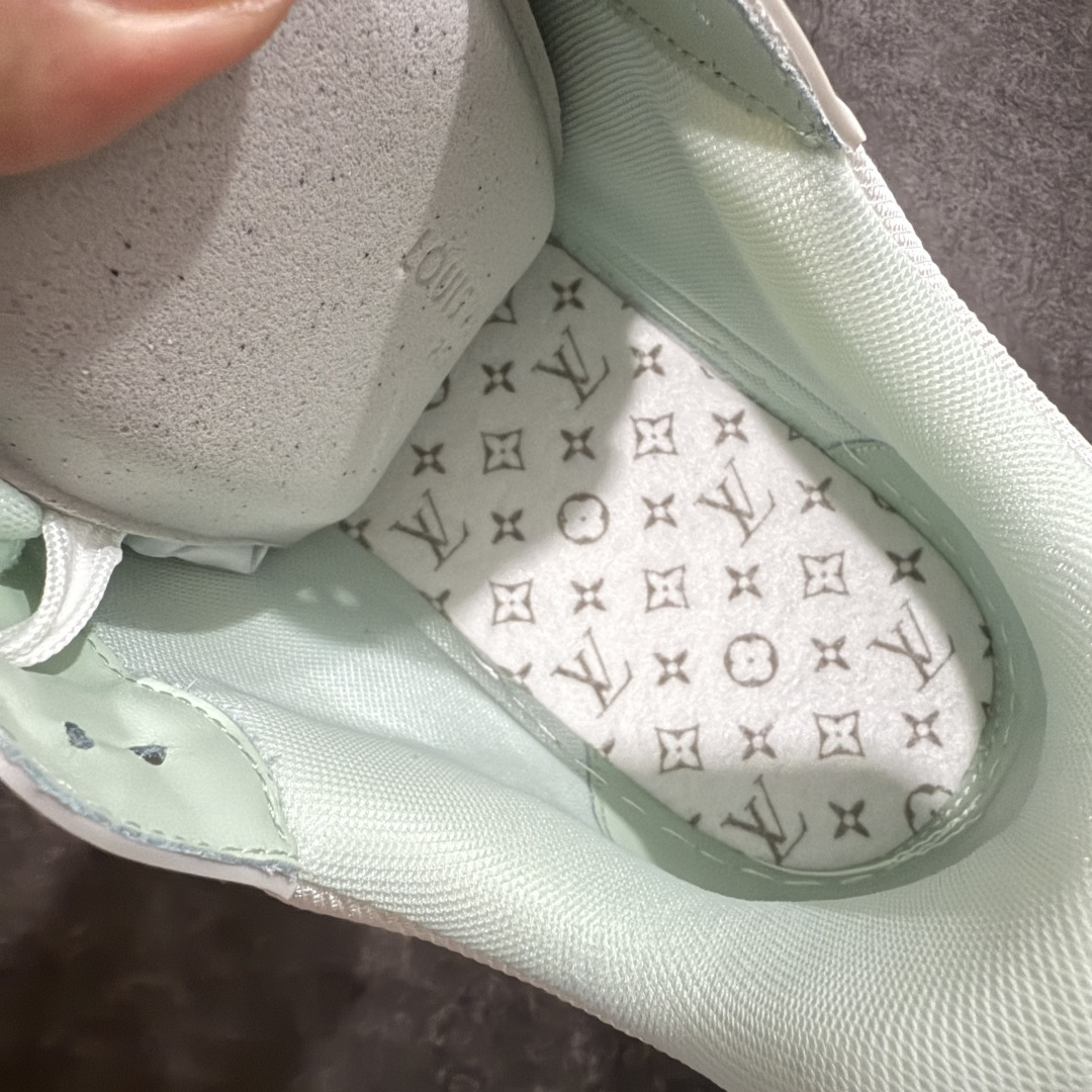 图片[9]-【天花板/Goat版】 市场最强版 没有之一的存在💪🏻 Louis Vuitton LV Trainer 系列全新版上架 手里有正品的可以对比下🆚懂货的看细节‼️ 此版品质是市场从未达到的新高度！ 整体版型 皮料 牛仔布的色差 压花纹路清晰度 后跟版型等等 都可以自行对比[机智]吊打市场所有货，怒甩十条街的那种，直接来正品对比图🆚，欢迎拿市场各大工厂的货来对比！ 尺码：35-45码-选品中心