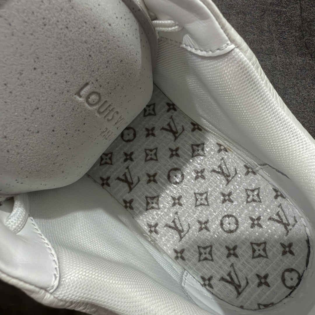 图片[9]-【天花板/Goat版】 市场最强版 没有之一的存在💪🏻 Louis Vuitton LV Trainer 系列全新版上架 手里有正品的可以对比下🆚懂货的看细节‼️ 此版品质是市场从未达到的新高度！ 整体版型 皮料 牛仔布的色差 压花纹路清晰度 后跟版型等等 都可以自行对比[机智]吊打市场所有货，怒甩十条街的那种，直接来正品对比图🆚，欢迎拿市场各大工厂的货来对比！ 尺码：35-45码-选品中心
