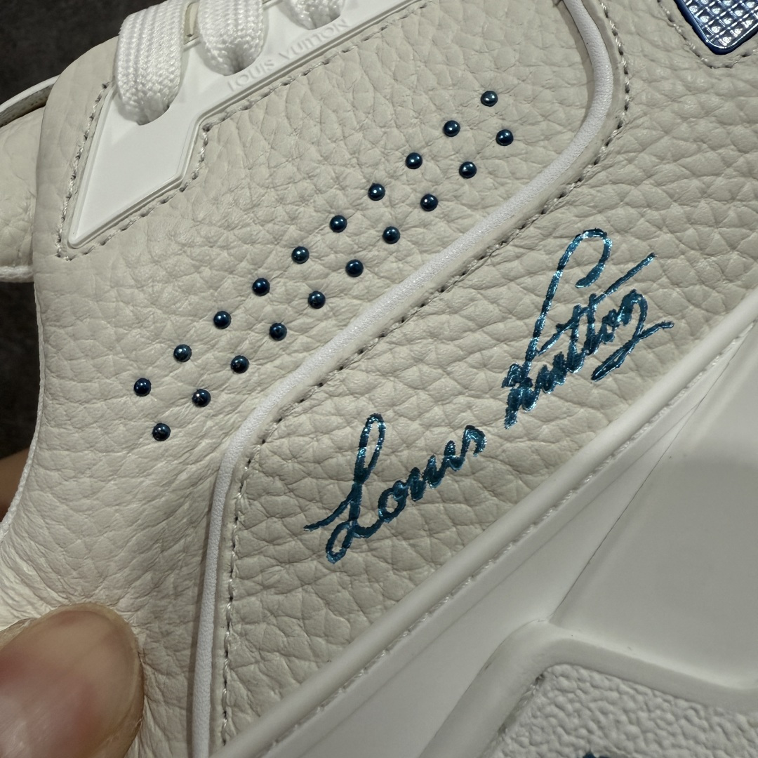 图片[3]-【天花板/Goat版】 市场最强版 没有之一的存在💪🏻 Louis Vuitton LV Trainer 系列全新版上架 手里有正品的可以对比下🆚懂货的看细节‼️ 此版品质是市场从未达到的新高度！ 整体版型 皮料 牛仔布的色差 压花纹路清晰度 后跟版型等等 都可以自行对比[机智]吊打市场所有货，怒甩十条街的那种，直接来正品对比图🆚，欢迎拿市场各大工厂的货来对比！ 尺码：35-45码-选品中心