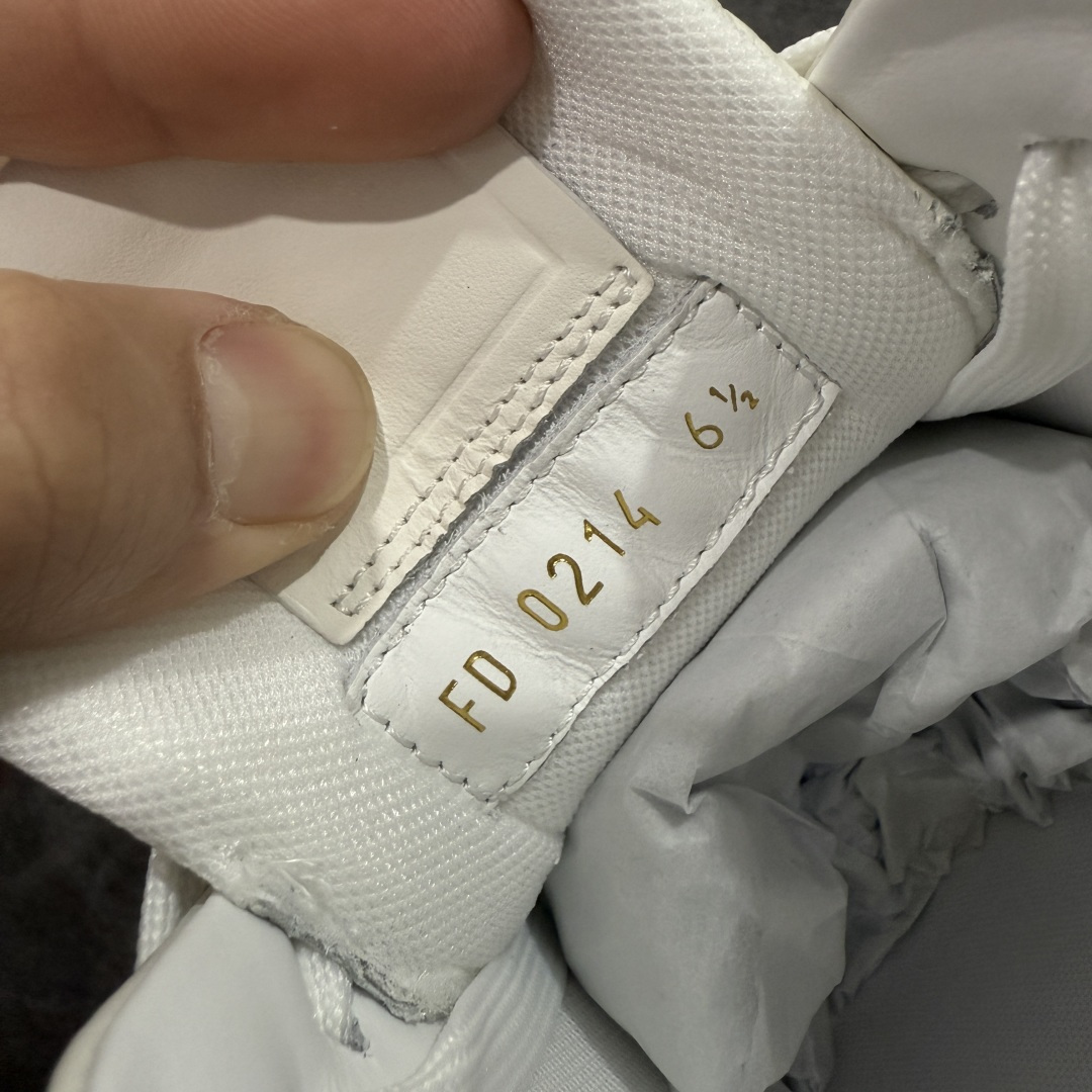 图片[7]-【天花板/Goat版】 市场最强版 没有之一的存在💪🏻 Louis Vuitton LV Trainer 系列全新版上架 手里有正品的可以对比下🆚懂货的看细节‼️ 此版品质是市场从未达到的新高度！ 整体版型 皮料 牛仔布的色差 压花纹路清晰度 后跟版型等等 都可以自行对比[机智]吊打市场所有货，怒甩十条街的那种，直接来正品对比图🆚，欢迎拿市场各大工厂的货来对比！ 尺码：35-45码-选品中心