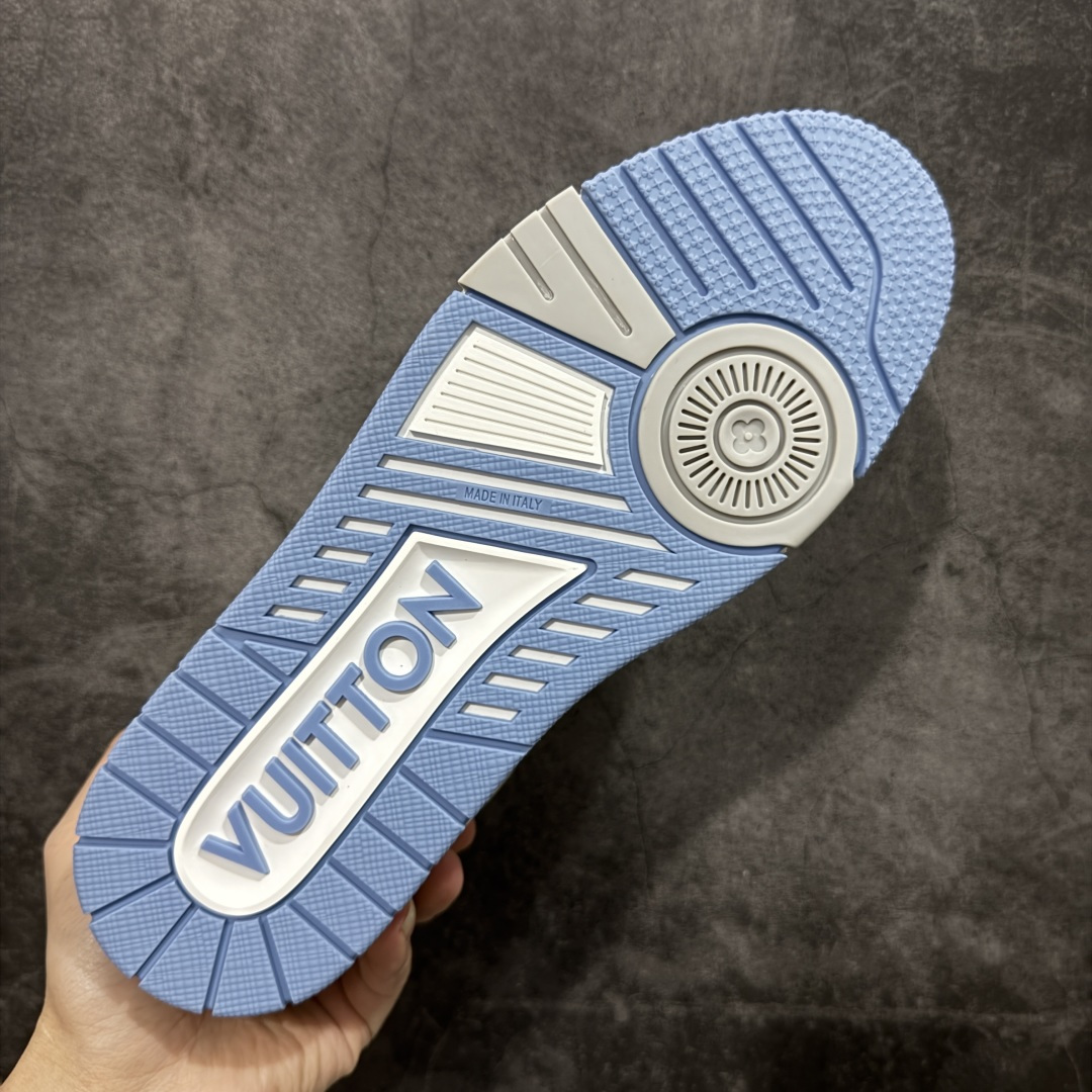 图片[9]-【天花板/Goat版】 市场最强版 没有之一的存在💪🏻 Louis Vuitton LV Trainer 系列全新版上架 手里有正品的可以对比下🆚懂货的看细节‼️ 此版品质是市场从未达到的新高度！ 整体版型 皮料 牛仔布的色差 压花纹路清晰度 后跟版型等等 都可以自行对比[机智]吊打市场所有货，怒甩十条街的那种，直接来正品对比图🆚，欢迎拿市场各大工厂的货来对比！ 尺码：35-45码-选品中心