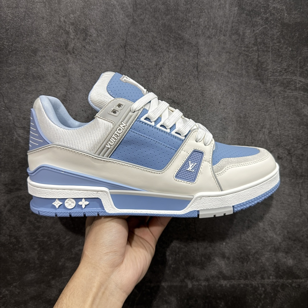 【天花板/Goat版】 市场最强版 没有之一的存在💪🏻 Louis Vuitton LV Trainer 系列全新版上架 手里有正品的可以对比下🆚懂货的看细节‼️ 此版品质是市场从未达到的新高度！ 整体版型 皮料 牛仔布的色差 压花纹路清晰度 后跟版型等等 都可以自行对比[机智]吊打市场所有货，怒甩十条街的那种，直接来正品对比图🆚，欢迎拿市场各大工厂的货来对比！ 尺码：35-45码-选品中心