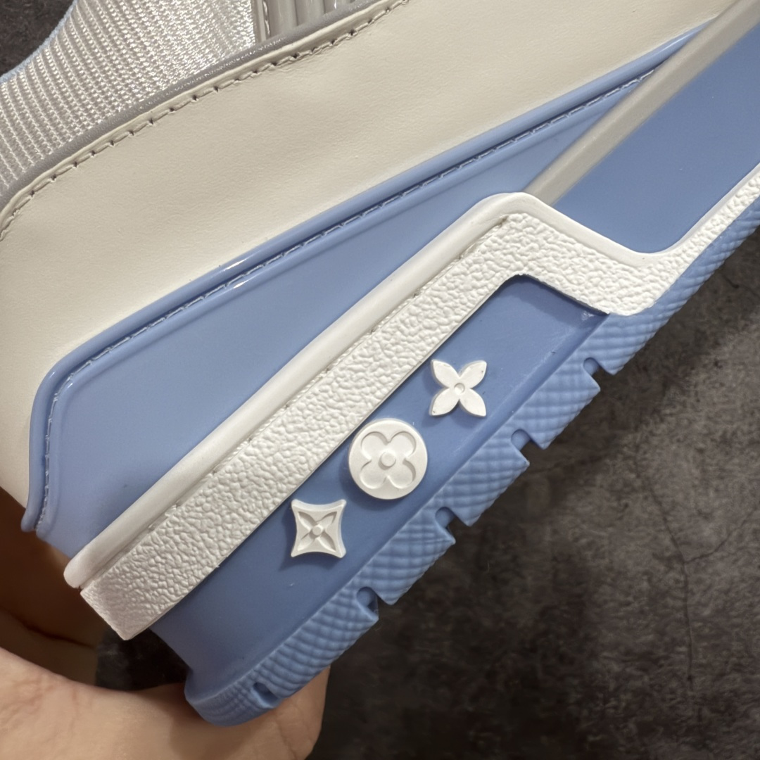 图片[3]-【天花板/Goat版】 市场最强版 没有之一的存在💪🏻 Louis Vuitton LV Trainer 系列全新版上架 手里有正品的可以对比下🆚懂货的看细节‼️ 此版品质是市场从未达到的新高度！ 整体版型 皮料 牛仔布的色差 压花纹路清晰度 后跟版型等等 都可以自行对比[机智]吊打市场所有货，怒甩十条街的那种，直接来正品对比图🆚，欢迎拿市场各大工厂的货来对比！ 尺码：35-45码-选品中心