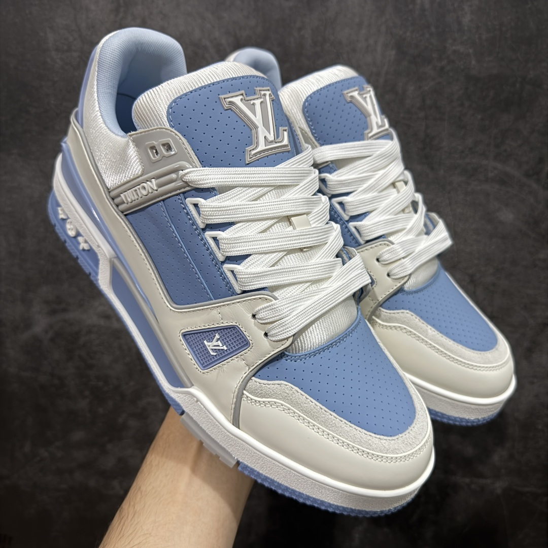 【天花板/Goat版】 市场最强版 没有之一的存在💪🏻 Louis Vuitton LV Trainer 系列全新版上架 手里有正品的可以对比下🆚懂货的看细节‼️ 此版品质是市场从未达到的新高度！ 整体版型 皮料 牛仔布的色差 压花纹路清晰度 后跟版型等等 都可以自行对比[机智]吊打市场所有货，怒甩十条街的那种，直接来正品对比图🆚，欢迎拿市场各大工厂的货来对比！ 尺码：35-45码-选品中心