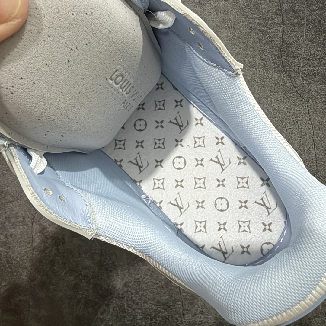 图片[9]-【天花板/Goat版】 市场最强版 没有之一的存在💪🏻 Louis Vuitton LV Trainer 系列全新版上架 手里有正品的可以对比下🆚懂货的看细节‼️ 此版品质是市场从未达到的新高度！ 整体版型 皮料 牛仔布的色差 压花纹路清晰度 后跟版型等等 都可以自行对比[机智]吊打市场所有货，怒甩十条街的那种，直接来正品对比图🆚，欢迎拿市场各大工厂的货来对比！ 尺码：35-45码-选品中心