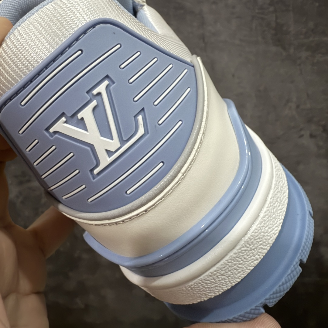 图片[2]-【天花板/Goat版】 市场最强版 没有之一的存在💪🏻 Louis Vuitton LV Trainer 系列全新版上架 手里有正品的可以对比下🆚懂货的看细节‼️ 此版品质是市场从未达到的新高度！ 整体版型 皮料 牛仔布的色差 压花纹路清晰度 后跟版型等等 都可以自行对比[机智]吊打市场所有货，怒甩十条街的那种，直接来正品对比图🆚，欢迎拿市场各大工厂的货来对比！ 尺码：35-45码-选品中心