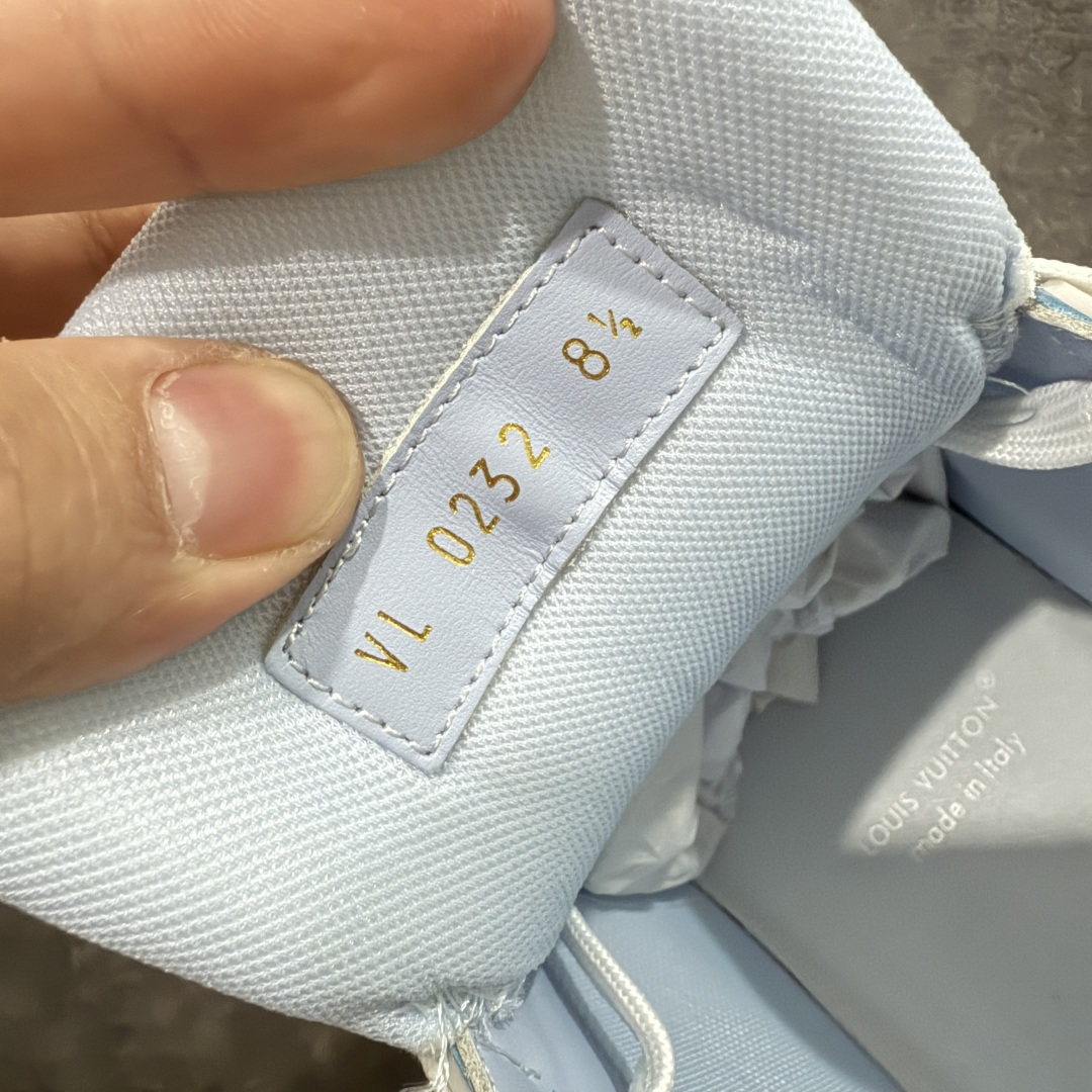 图片[7]-【天花板/Goat版】 市场最强版 没有之一的存在💪🏻 Louis Vuitton LV Trainer 系列全新版上架 手里有正品的可以对比下🆚懂货的看细节‼️ 此版品质是市场从未达到的新高度！ 整体版型 皮料 牛仔布的色差 压花纹路清晰度 后跟版型等等 都可以自行对比[机智]吊打市场所有货，怒甩十条街的那种，直接来正品对比图🆚，欢迎拿市场各大工厂的货来对比！ 尺码：35-45码-选品中心