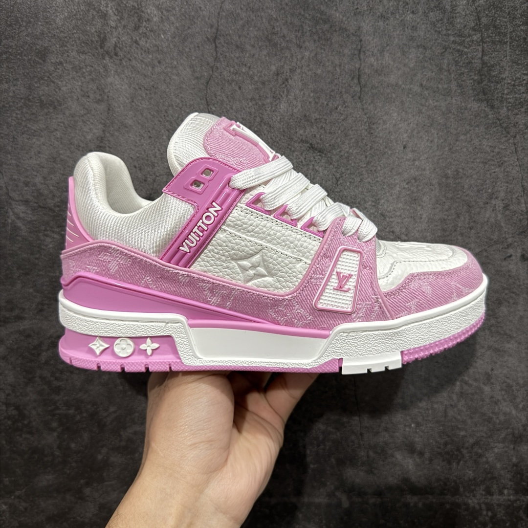 【天花板/Goat版】 市场最强版 没有之一的存在💪🏻 Louis Vuitton LV Trainer 系列全新版上架 手里有正品的可以对比下🆚懂货的看细节‼️ 此版品质是市场从未达到的新高度！ 整体版型 皮料 牛仔布的色差 压花纹路清晰度 后跟版型等等 都可以自行对比[机智]吊打市场所有货，怒甩十条街的那种，直接来正品对比图🆚，欢迎拿市场各大工厂的货来对比！ 尺码：35-45码-选品中心