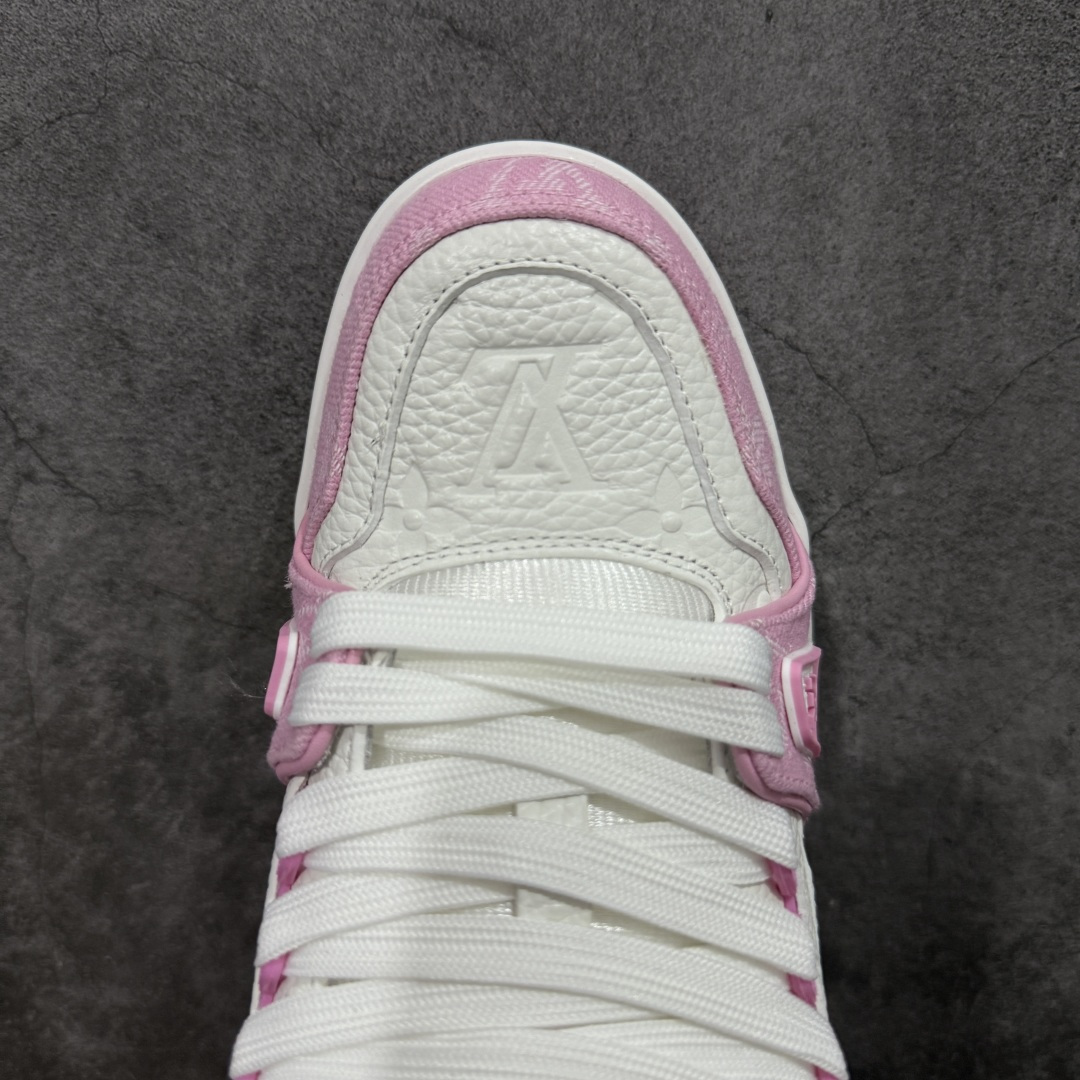 图片[5]-【天花板/Goat版】 市场最强版 没有之一的存在💪🏻 Louis Vuitton LV Trainer 系列全新版上架 手里有正品的可以对比下🆚懂货的看细节‼️ 此版品质是市场从未达到的新高度！ 整体版型 皮料 牛仔布的色差 压花纹路清晰度 后跟版型等等 都可以自行对比[机智]吊打市场所有货，怒甩十条街的那种，直接来正品对比图🆚，欢迎拿市场各大工厂的货来对比！ 尺码：35-45码-选品中心