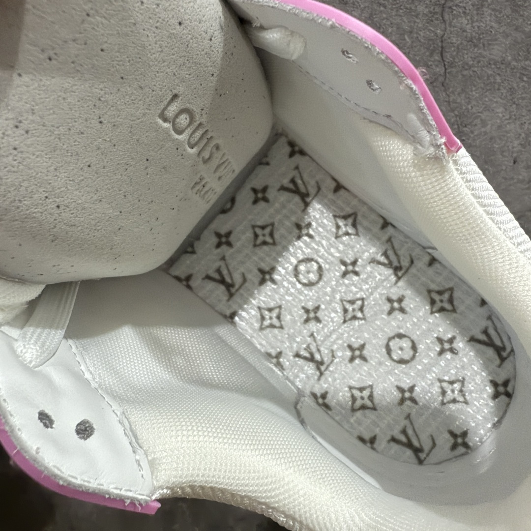 图片[9]-【天花板/Goat版】 市场最强版 没有之一的存在💪🏻 Louis Vuitton LV Trainer 系列全新版上架 手里有正品的可以对比下🆚懂货的看细节‼️ 此版品质是市场从未达到的新高度！ 整体版型 皮料 牛仔布的色差 压花纹路清晰度 后跟版型等等 都可以自行对比[机智]吊打市场所有货，怒甩十条街的那种，直接来正品对比图🆚，欢迎拿市场各大工厂的货来对比！ 尺码：35-45码-选品中心