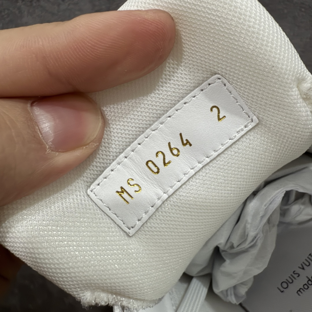 图片[7]-【天花板/Goat版】 市场最强版 没有之一的存在💪🏻 Louis Vuitton LV Trainer 系列全新版上架 手里有正品的可以对比下🆚懂货的看细节‼️ 此版品质是市场从未达到的新高度！ 整体版型 皮料 牛仔布的色差 压花纹路清晰度 后跟版型等等 都可以自行对比[机智]吊打市场所有货，怒甩十条街的那种，直接来正品对比图🆚，欢迎拿市场各大工厂的货来对比！ 尺码：35-45码-选品中心