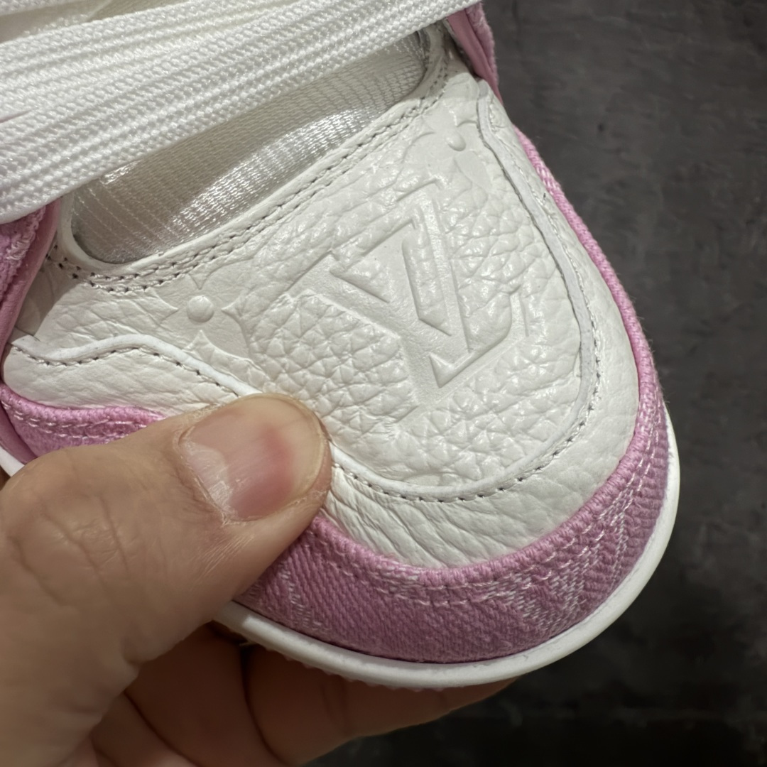 图片[5]-【天花板/Goat版】 市场最强版 没有之一的存在💪🏻 Louis Vuitton LV Trainer 系列全新版上架 手里有正品的可以对比下🆚懂货的看细节‼️ 此版品质是市场从未达到的新高度！ 整体版型 皮料 牛仔布的色差 压花纹路清晰度 后跟版型等等 都可以自行对比[机智]吊打市场所有货，怒甩十条街的那种，直接来正品对比图🆚，欢迎拿市场各大工厂的货来对比！ 尺码：35-45码-选品中心