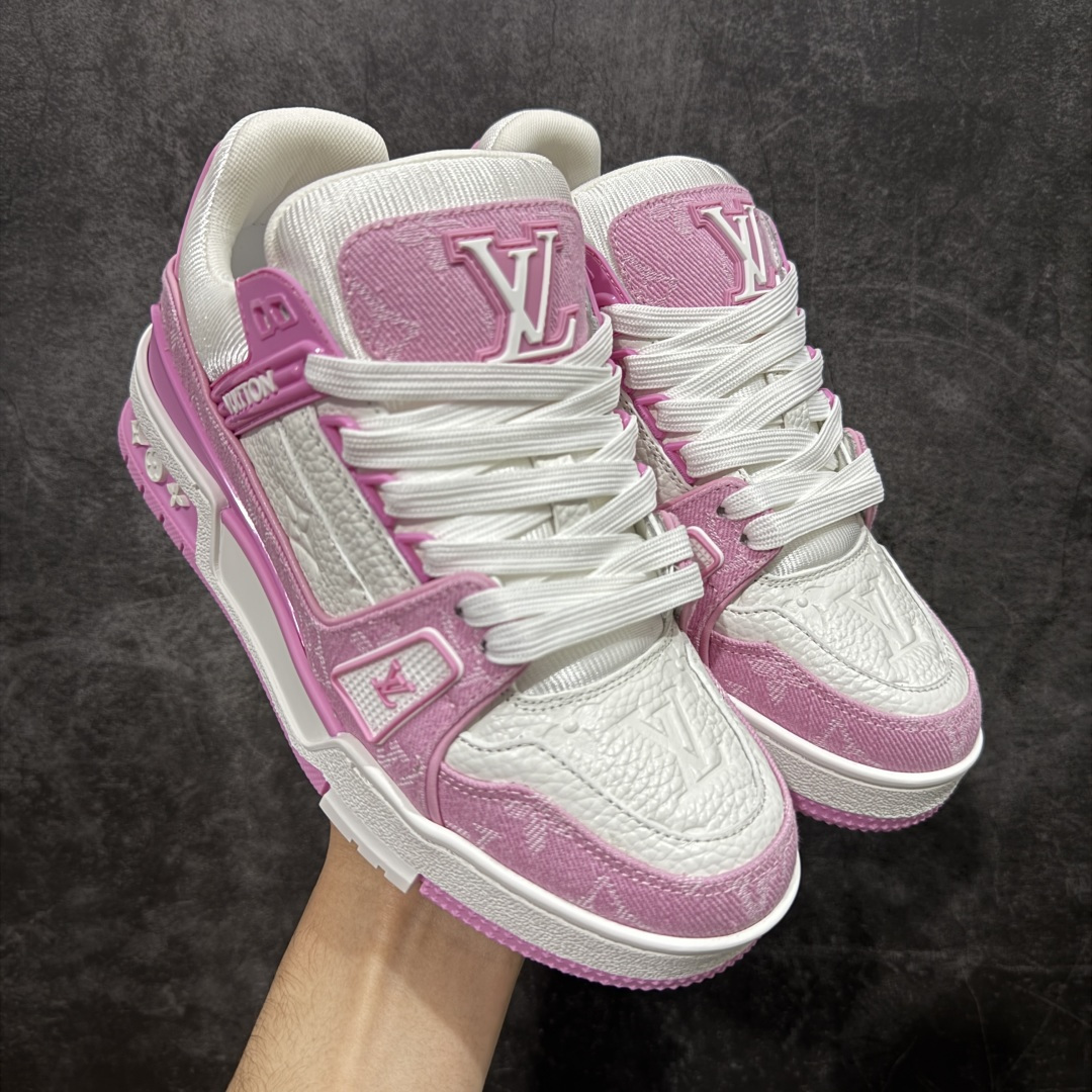 【天花板/Goat版】 市场最强版 没有之一的存在💪🏻 Louis Vuitton LV Trainer 系列全新版上架 手里有正品的可以对比下🆚懂货的看细节‼️ 此版品质是市场从未达到的新高度！ 整体版型 皮料 牛仔布的色差 压花纹路清晰度 后跟版型等等 都可以自行对比[机智]吊打市场所有货，怒甩十条街的那种，直接来正品对比图🆚，欢迎拿市场各大工厂的货来对比！ 尺码：35-45码-选品中心