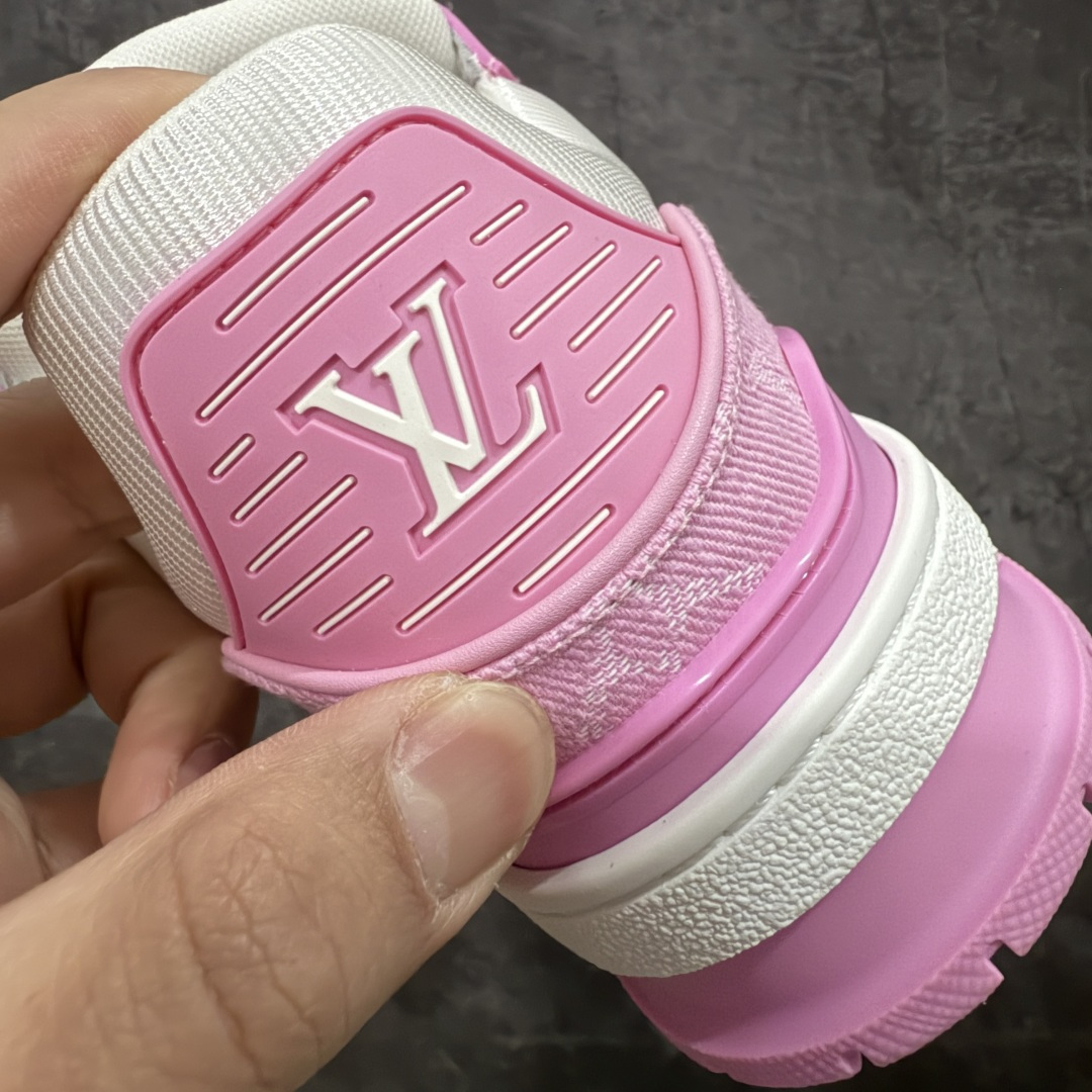 图片[2]-【天花板/Goat版】 市场最强版 没有之一的存在💪🏻 Louis Vuitton LV Trainer 系列全新版上架 手里有正品的可以对比下🆚懂货的看细节‼️ 此版品质是市场从未达到的新高度！ 整体版型 皮料 牛仔布的色差 压花纹路清晰度 后跟版型等等 都可以自行对比[机智]吊打市场所有货，怒甩十条街的那种，直接来正品对比图🆚，欢迎拿市场各大工厂的货来对比！ 尺码：35-45码-选品中心