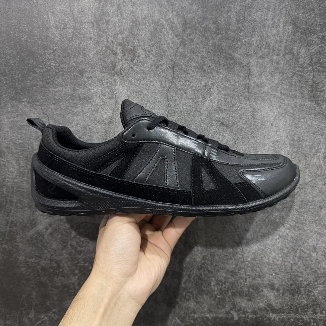 【升级版】ECCO爱步 BIOM LITE 皮革系带时尚耐磨低帮 户外功能鞋 工厂出货 价格实惠不杀猪‼️ ECCO以三大核心特征为依托:北欧设计风格、鞋履制作、积极的生活方式。北欧设计风格:北欧设计特点是独特、有格调、实用和简约,并且品质优良。鞋履制作:ECCO钟爱鞋履制作以及一切与鞋履制作相关的事物。积极的生活方式:ECCO的创始人希望制作出的鞋履无需磨合,即可完美贴合脚型,帮助人们享受行走的乐趣。ECCO的成功源自其产品质量和创新的技术水平,恪守“鞋遵循双足”的设计理念,将的舒适度和风格融为一体。ECCO跑遍全世界寻找创新的原料。从制革制鞋一体化的设置,源头上控制皮革质量,确保对人体无害。 尺码:36 37 38 39 40 41 42 43 44 45-选品中心