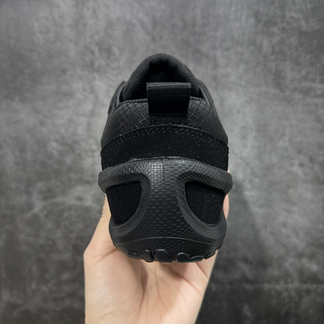 图片[4]-【升级版】ECCO爱步 BIOM LITE 皮革系带时尚耐磨低帮 户外功能鞋 工厂出货 价格实惠不杀猪‼️ ECCO以三大核心特征为依托：北欧设计风格、鞋履制作、积极的生活方式。北欧设计风格：北欧设计特点是独特、有格调、实用和简约，并且品质优良。鞋履制作：ECCO钟爱鞋履制作以及一切与鞋履制作相关的事物。积极的生活方式：ECCO的创始人希望制作出的鞋履无需磨合，即可完美贴合脚型，帮助人们享受行走的乐趣。ECCO的成功源自其产品质量和创新的技术水平，恪守“鞋遵循双足”的设计理念，将的舒适度和风格融为一体。ECCO跑遍全世界寻找创新的原料。从制革制鞋一体化的设置，源头上控制皮革质量，确保对人体无害。 尺码：36 37 38 39 40 41 42 43 44 45-选品中心