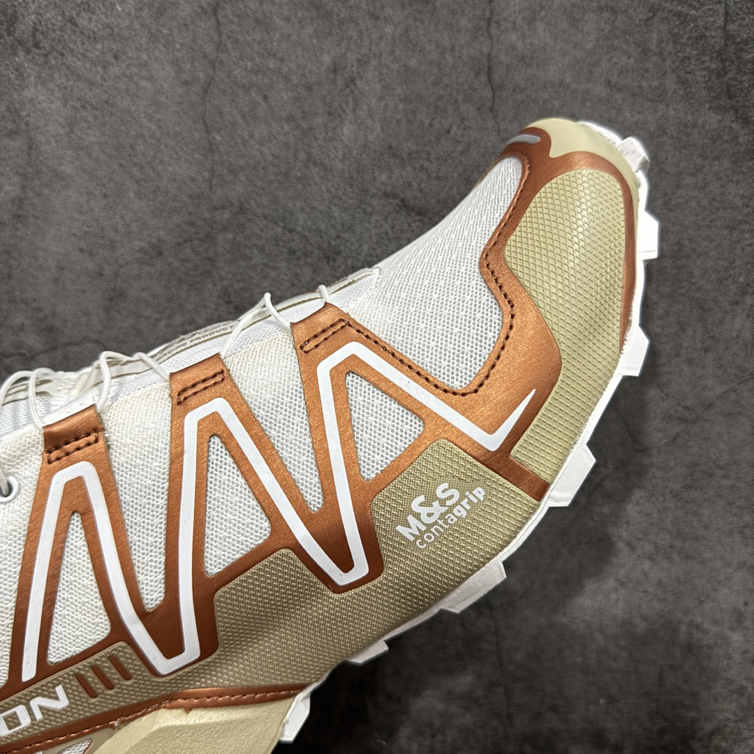 图片[6]-【666版本】萨洛蒙/Salomon Speed Cross 3 织物皮革低帮全能越野透气休闲运动鞋 474306 Salomon 正式推出全新概念鞋款 SPEEDCROSS 以侵略性设计与先锋户外美学融合 相互交织出纵横山野和城市间的跑鞋轮廓 由混合网眼织物与皮革打造鞋面 辅以皮革细节点缀增强视觉冲击 整体以爪痕式的鞋面纹路搭配流线型轮廓呈现 极具辨识度的夸张外大底设计 增高之余更适合城市生活环境的舒适防滑效果 功能性层面 鞋面 3D 开放式网眼最大限度提供着用透气性 并注入合成材料为户外穿着带来极大的耐用和保护性 得益于 Salomon 多项功能性科技 从中底到鞋带系统都为脚部提供了一个安全和舒适的贴合感 并在松散、柔软、崎岖和不平坦的地形环境上带来卓越的抓地力 尺码：36-46含半码-选品中心