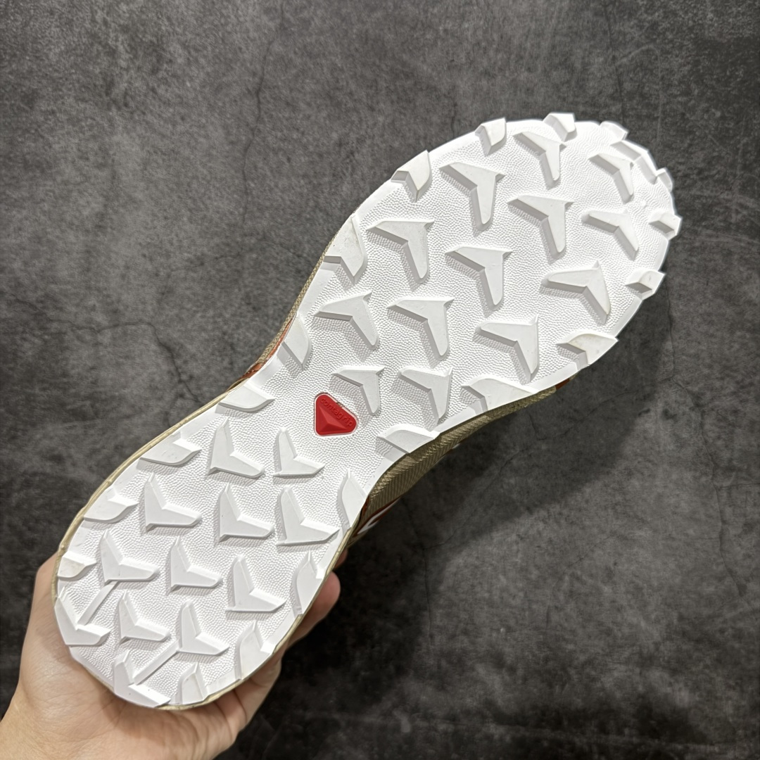 图片[9]-【666版本】萨洛蒙/Salomon Speed Cross 3 织物皮革低帮全能越野透气休闲运动鞋 474306 Salomon 正式推出全新概念鞋款 SPEEDCROSS 以侵略性设计与先锋户外美学融合 相互交织出纵横山野和城市间的跑鞋轮廓 由混合网眼织物与皮革打造鞋面 辅以皮革细节点缀增强视觉冲击 整体以爪痕式的鞋面纹路搭配流线型轮廓呈现 极具辨识度的夸张外大底设计 增高之余更适合城市生活环境的舒适防滑效果 功能性层面 鞋面 3D 开放式网眼最大限度提供着用透气性 并注入合成材料为户外穿着带来极大的耐用和保护性 得益于 Salomon 多项功能性科技 从中底到鞋带系统都为脚部提供了一个安全和舒适的贴合感 并在松散、柔软、崎岖和不平坦的地形环境上带来卓越的抓地力 尺码：36-46含半码-选品中心