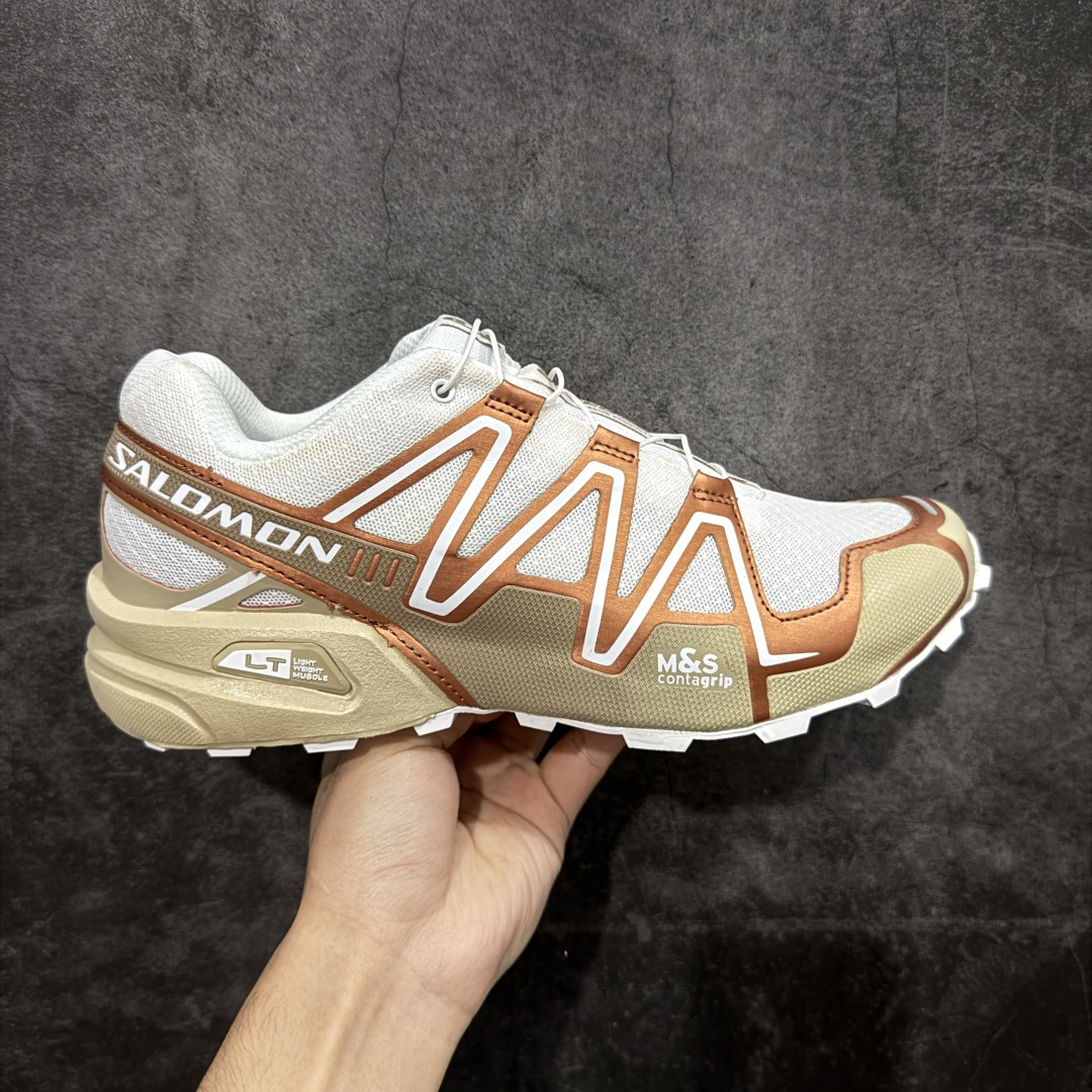 【666版本】萨洛蒙/Salomon Speed Cross 3 织物皮革低帮全能越野透气休闲运动鞋 474306 Salomon 正式推出全新概念鞋款 SPEEDCROSS 以侵略性设计与先锋户外美学融合 相互交织出纵横山野和城市间的跑鞋轮廓 由混合网眼织物与皮革打造鞋面 辅以皮革细节点缀增强视觉冲击 整体以爪痕式的鞋面纹路搭配流线型轮廓呈现 极具辨识度的夸张外大底设计 增高之余更适合城市生活环境的舒适防滑效果 功能性层面 鞋面 3D 开放式网眼最大限度提供着用透气性 并注入合成材料为户外穿着带来极大的耐用和保护性 得益于 Salomon 多项功能性科技 从中底到鞋带系统都为脚部提供了一个安全和舒适的贴合感 并在松散、柔软、崎岖和不平坦的地形环境上带来卓越的抓地力 尺码:36-46含半码-选品中心