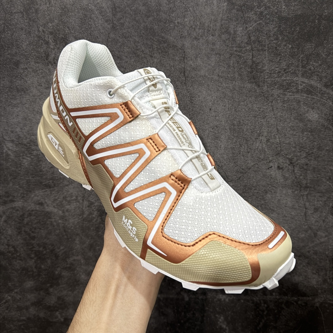 图片[3]-【666版本】萨洛蒙/Salomon Speed Cross 3 织物皮革低帮全能越野透气休闲运动鞋 474306 Salomon 正式推出全新概念鞋款 SPEEDCROSS 以侵略性设计与先锋户外美学融合 相互交织出纵横山野和城市间的跑鞋轮廓 由混合网眼织物与皮革打造鞋面 辅以皮革细节点缀增强视觉冲击 整体以爪痕式的鞋面纹路搭配流线型轮廓呈现 极具辨识度的夸张外大底设计 增高之余更适合城市生活环境的舒适防滑效果 功能性层面 鞋面 3D 开放式网眼最大限度提供着用透气性 并注入合成材料为户外穿着带来极大的耐用和保护性 得益于 Salomon 多项功能性科技 从中底到鞋带系统都为脚部提供了一个安全和舒适的贴合感 并在松散、柔软、崎岖和不平坦的地形环境上带来卓越的抓地力 尺码：36-46含半码-选品中心