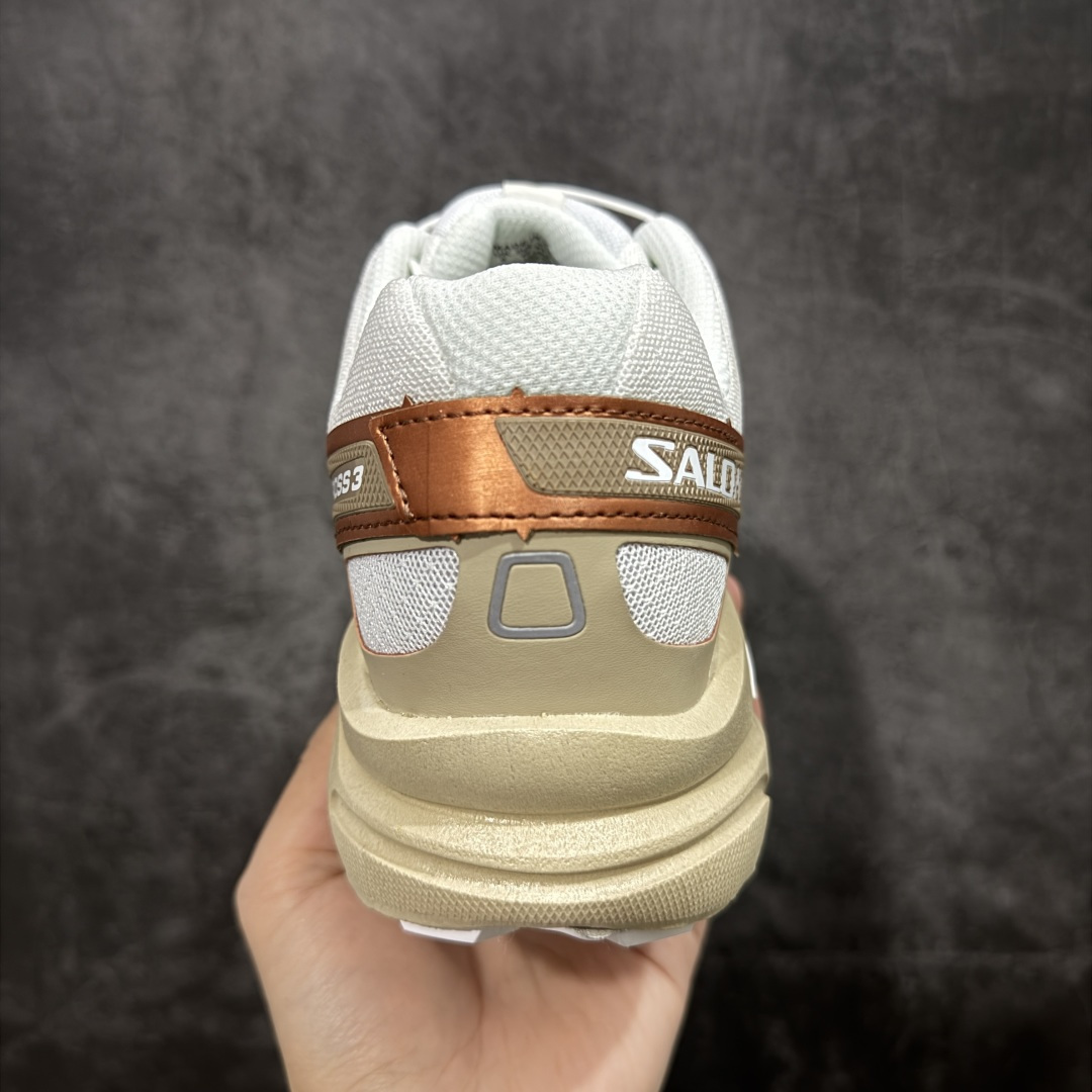 图片[4]-【666版本】萨洛蒙/Salomon Speed Cross 3 织物皮革低帮全能越野透气休闲运动鞋 474306 Salomon 正式推出全新概念鞋款 SPEEDCROSS 以侵略性设计与先锋户外美学融合 相互交织出纵横山野和城市间的跑鞋轮廓 由混合网眼织物与皮革打造鞋面 辅以皮革细节点缀增强视觉冲击 整体以爪痕式的鞋面纹路搭配流线型轮廓呈现 极具辨识度的夸张外大底设计 增高之余更适合城市生活环境的舒适防滑效果 功能性层面 鞋面 3D 开放式网眼最大限度提供着用透气性 并注入合成材料为户外穿着带来极大的耐用和保护性 得益于 Salomon 多项功能性科技 从中底到鞋带系统都为脚部提供了一个安全和舒适的贴合感 并在松散、柔软、崎岖和不平坦的地形环境上带来卓越的抓地力 尺码：36-46含半码-选品中心