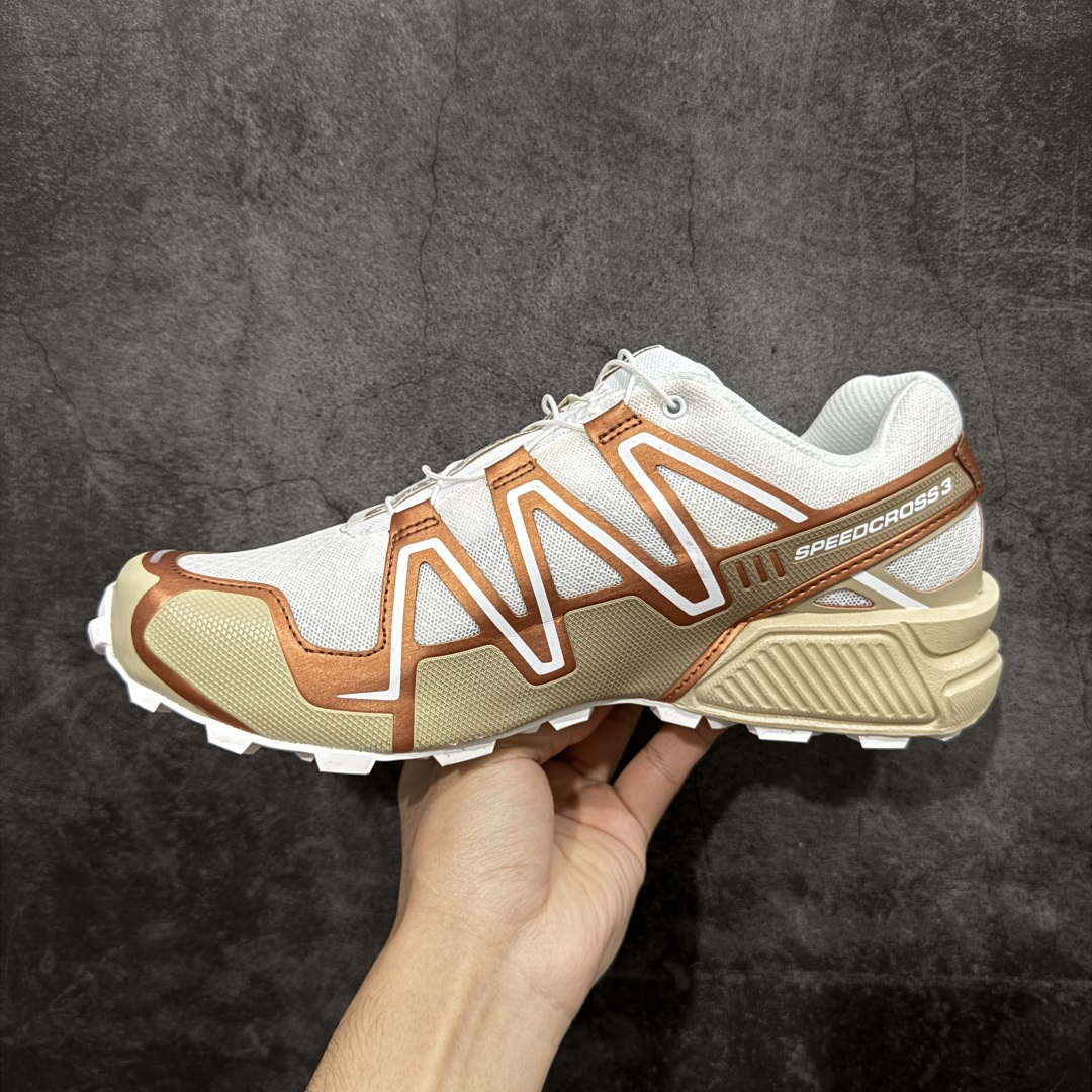 图片[2]-【666版本】萨洛蒙/Salomon Speed Cross 3 织物皮革低帮全能越野透气休闲运动鞋 474306 Salomon 正式推出全新概念鞋款 SPEEDCROSS 以侵略性设计与先锋户外美学融合 相互交织出纵横山野和城市间的跑鞋轮廓 由混合网眼织物与皮革打造鞋面 辅以皮革细节点缀增强视觉冲击 整体以爪痕式的鞋面纹路搭配流线型轮廓呈现 极具辨识度的夸张外大底设计 增高之余更适合城市生活环境的舒适防滑效果 功能性层面 鞋面 3D 开放式网眼最大限度提供着用透气性 并注入合成材料为户外穿着带来极大的耐用和保护性 得益于 Salomon 多项功能性科技 从中底到鞋带系统都为脚部提供了一个安全和舒适的贴合感 并在松散、柔软、崎岖和不平坦的地形环境上带来卓越的抓地力 尺码：36-46含半码-选品中心