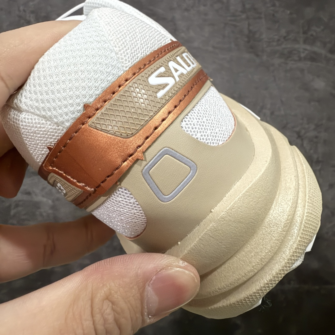 图片[2]-【666版本】萨洛蒙/Salomon Speed Cross 3 织物皮革低帮全能越野透气休闲运动鞋 474306 Salomon 正式推出全新概念鞋款 SPEEDCROSS 以侵略性设计与先锋户外美学融合 相互交织出纵横山野和城市间的跑鞋轮廓 由混合网眼织物与皮革打造鞋面 辅以皮革细节点缀增强视觉冲击 整体以爪痕式的鞋面纹路搭配流线型轮廓呈现 极具辨识度的夸张外大底设计 增高之余更适合城市生活环境的舒适防滑效果 功能性层面 鞋面 3D 开放式网眼最大限度提供着用透气性 并注入合成材料为户外穿着带来极大的耐用和保护性 得益于 Salomon 多项功能性科技 从中底到鞋带系统都为脚部提供了一个安全和舒适的贴合感 并在松散、柔软、崎岖和不平坦的地形环境上带来卓越的抓地力 尺码：36-46含半码-选品中心