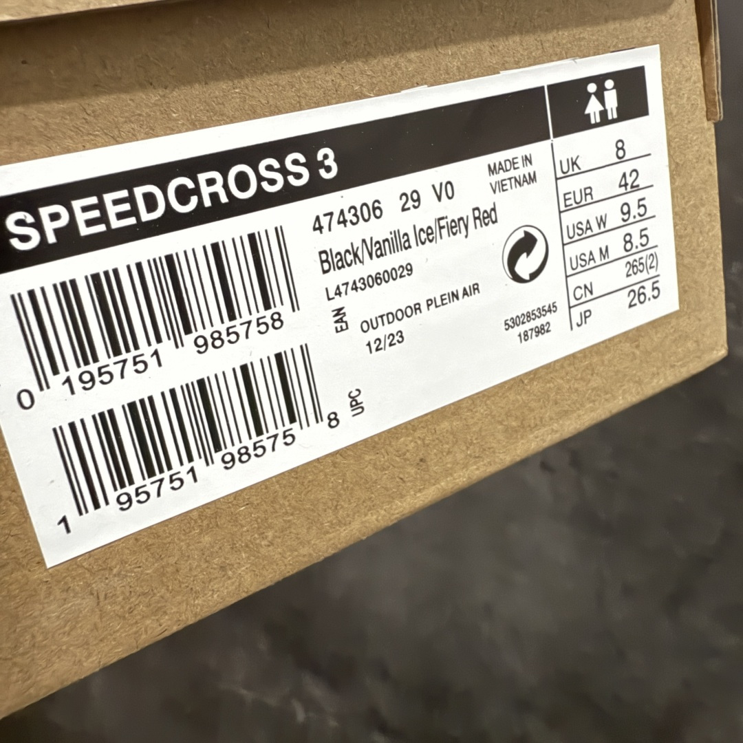 图片[9]-【666版本】萨洛蒙/Salomon Speed Cross 3 织物皮革低帮全能越野透气休闲运动鞋 474306 Salomon 正式推出全新概念鞋款 SPEEDCROSS 以侵略性设计与先锋户外美学融合 相互交织出纵横山野和城市间的跑鞋轮廓 由混合网眼织物与皮革打造鞋面 辅以皮革细节点缀增强视觉冲击 整体以爪痕式的鞋面纹路搭配流线型轮廓呈现 极具辨识度的夸张外大底设计 增高之余更适合城市生活环境的舒适防滑效果 功能性层面 鞋面 3D 开放式网眼最大限度提供着用透气性 并注入合成材料为户外穿着带来极大的耐用和保护性 得益于 Salomon 多项功能性科技 从中底到鞋带系统都为脚部提供了一个安全和舒适的贴合感 并在松散、柔软、崎岖和不平坦的地形环境上带来卓越的抓地力 尺码：36-46含半码-选品中心