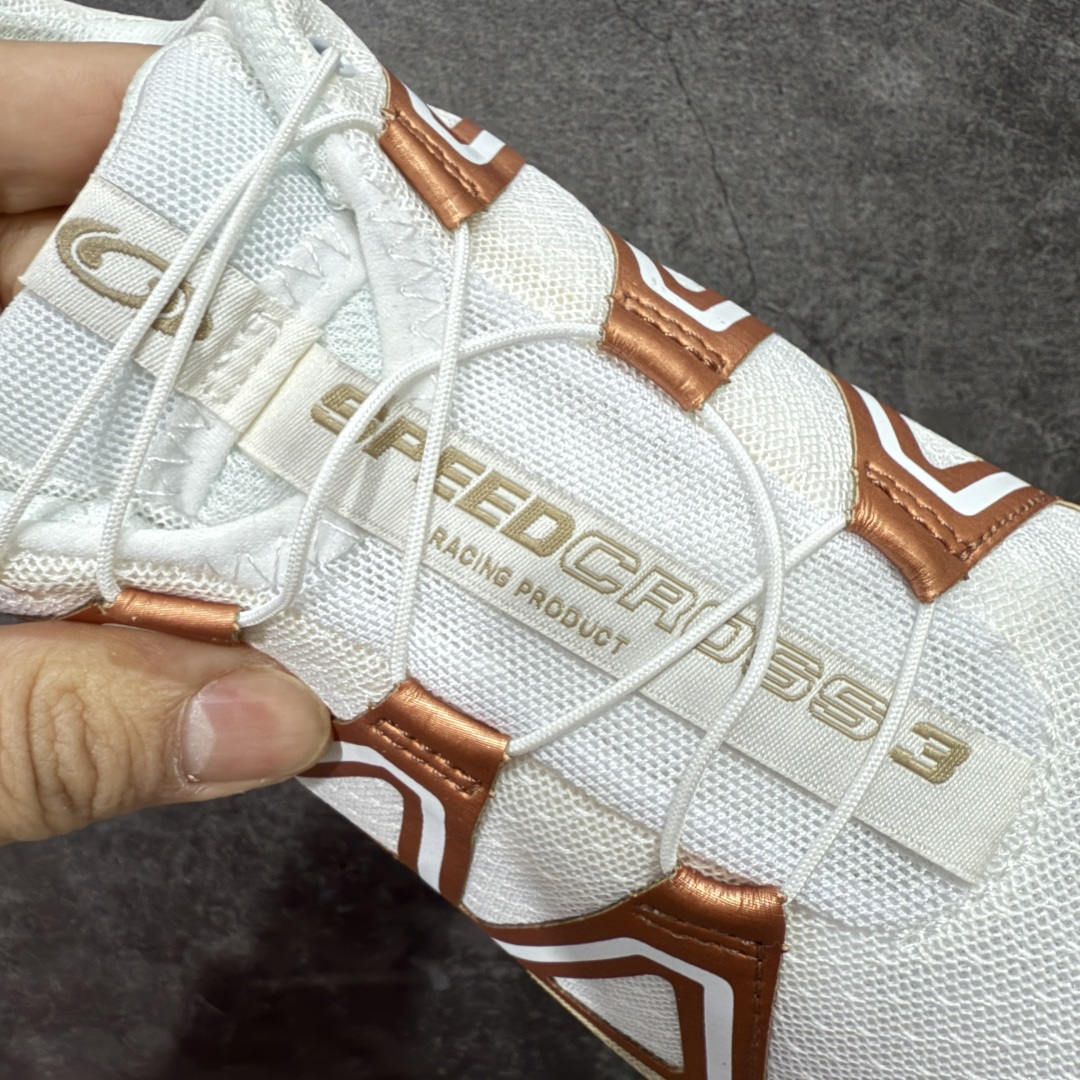 图片[6]-【666版本】萨洛蒙/Salomon Speed Cross 3 织物皮革低帮全能越野透气休闲运动鞋 474306 Salomon 正式推出全新概念鞋款 SPEEDCROSS 以侵略性设计与先锋户外美学融合 相互交织出纵横山野和城市间的跑鞋轮廓 由混合网眼织物与皮革打造鞋面 辅以皮革细节点缀增强视觉冲击 整体以爪痕式的鞋面纹路搭配流线型轮廓呈现 极具辨识度的夸张外大底设计 增高之余更适合城市生活环境的舒适防滑效果 功能性层面 鞋面 3D 开放式网眼最大限度提供着用透气性 并注入合成材料为户外穿着带来极大的耐用和保护性 得益于 Salomon 多项功能性科技 从中底到鞋带系统都为脚部提供了一个安全和舒适的贴合感 并在松散、柔软、崎岖和不平坦的地形环境上带来卓越的抓地力 尺码：36-46含半码-选品中心