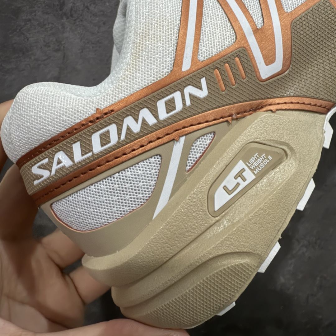 图片[3]-【666版本】萨洛蒙/Salomon Speed Cross 3 织物皮革低帮全能越野透气休闲运动鞋 474306 Salomon 正式推出全新概念鞋款 SPEEDCROSS 以侵略性设计与先锋户外美学融合 相互交织出纵横山野和城市间的跑鞋轮廓 由混合网眼织物与皮革打造鞋面 辅以皮革细节点缀增强视觉冲击 整体以爪痕式的鞋面纹路搭配流线型轮廓呈现 极具辨识度的夸张外大底设计 增高之余更适合城市生活环境的舒适防滑效果 功能性层面 鞋面 3D 开放式网眼最大限度提供着用透气性 并注入合成材料为户外穿着带来极大的耐用和保护性 得益于 Salomon 多项功能性科技 从中底到鞋带系统都为脚部提供了一个安全和舒适的贴合感 并在松散、柔软、崎岖和不平坦的地形环境上带来卓越的抓地力 尺码：36-46含半码-选品中心