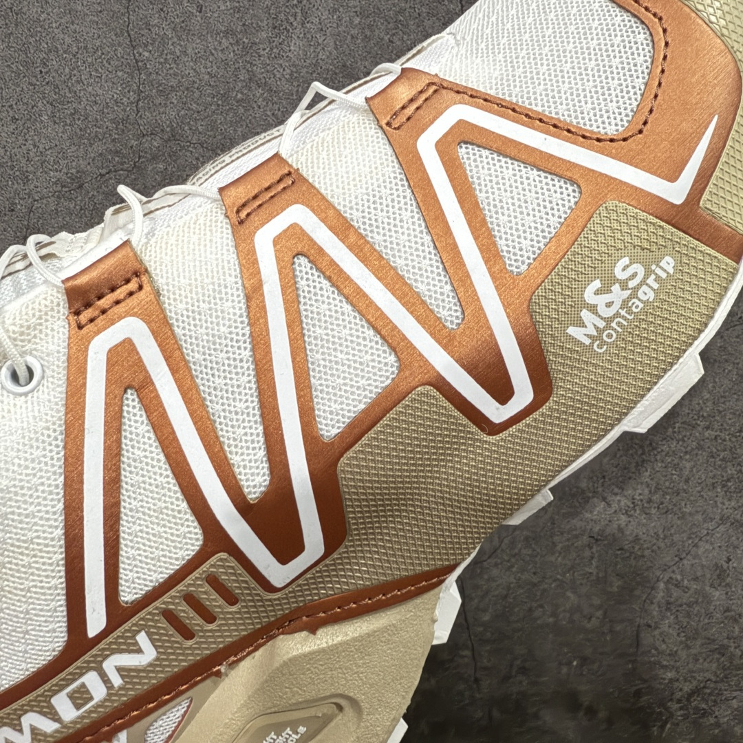 图片[4]-【666版本】萨洛蒙/Salomon Speed Cross 3 织物皮革低帮全能越野透气休闲运动鞋 474306 Salomon 正式推出全新概念鞋款 SPEEDCROSS 以侵略性设计与先锋户外美学融合 相互交织出纵横山野和城市间的跑鞋轮廓 由混合网眼织物与皮革打造鞋面 辅以皮革细节点缀增强视觉冲击 整体以爪痕式的鞋面纹路搭配流线型轮廓呈现 极具辨识度的夸张外大底设计 增高之余更适合城市生活环境的舒适防滑效果 功能性层面 鞋面 3D 开放式网眼最大限度提供着用透气性 并注入合成材料为户外穿着带来极大的耐用和保护性 得益于 Salomon 多项功能性科技 从中底到鞋带系统都为脚部提供了一个安全和舒适的贴合感 并在松散、柔软、崎岖和不平坦的地形环境上带来卓越的抓地力 尺码：36-46含半码-选品中心