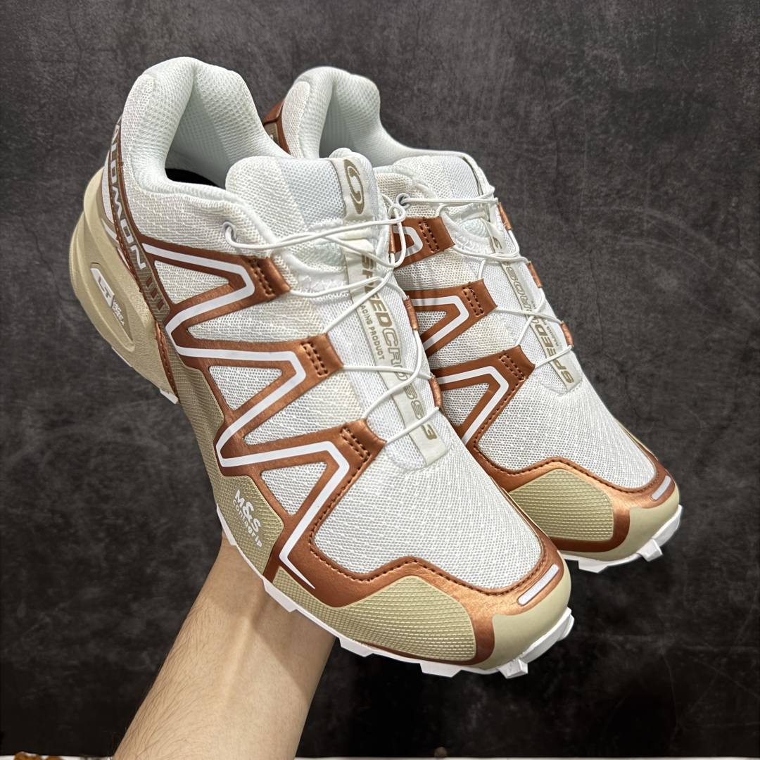 【666版本】萨洛蒙/Salomon Speed Cross 3 织物皮革低帮全能越野透气休闲运动鞋 474306 Salomon 正式推出全新概念鞋款 SPEEDCROSS 以侵略性设计与先锋户外美学融合 相互交织出纵横山野和城市间的跑鞋轮廓 由混合网眼织物与皮革打造鞋面 辅以皮革细节点缀增强视觉冲击 整体以爪痕式的鞋面纹路搭配流线型轮廓呈现 极具辨识度的夸张外大底设计 增高之余更适合城市生活环境的舒适防滑效果 功能性层面 鞋面 3D 开放式网眼最大限度提供着用透气性 并注入合成材料为户外穿着带来极大的耐用和保护性 得益于 Salomon 多项功能性科技 从中底到鞋带系统都为脚部提供了一个安全和舒适的贴合感 并在松散、柔软、崎岖和不平坦的地形环境上带来卓越的抓地力 尺码:36-46含半码-选品中心