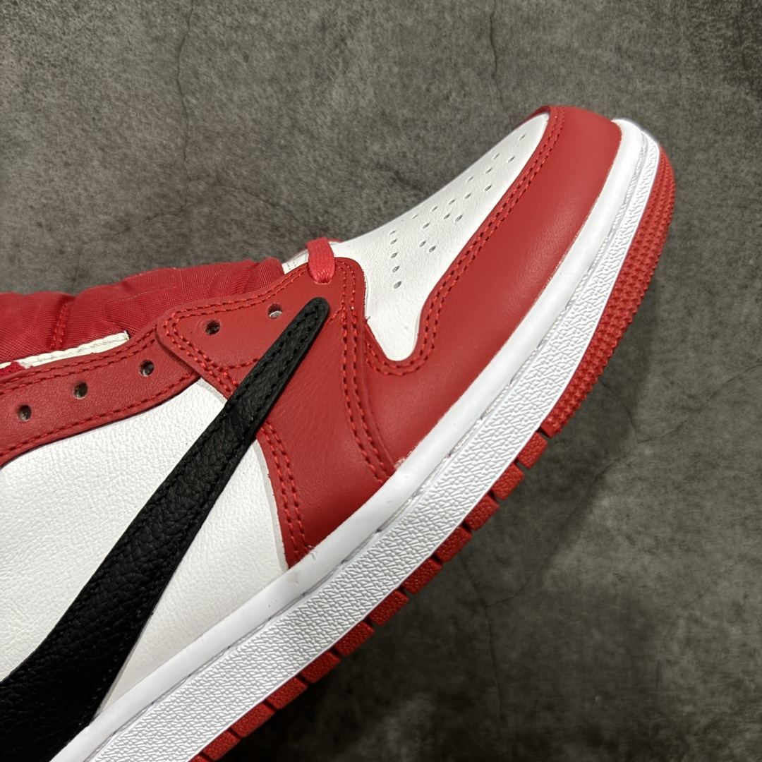 图片[6]-【原厂版】Air Jordan 1 x Travis Scott AJ1 x TS联名白红倒钩低帮 DM7866-101 超级强悍品质 可对比市场各大纯原版本 专业aj大厂出品 对细节的把控毋庸置疑 材料也是用最接近原鞋的头层皮料 所有地方都没有做到减配 原厂鞋楦打造完美鞋型 整体鞋型以及后跟做的弧度做的非常好 鞋带为原厂打蜡鞋带 粗细程度同步原鞋 裁片清洁度到位 无明显瑕疵毛边 免修产品 正确针车 该重针 该有尖角的地方都有做到 鞋价格非常香 转手可闭眼卖高价 到手各位就知道货有多好 绝对秒杀一切同价格货品 尺码：36-47.5-选品中心