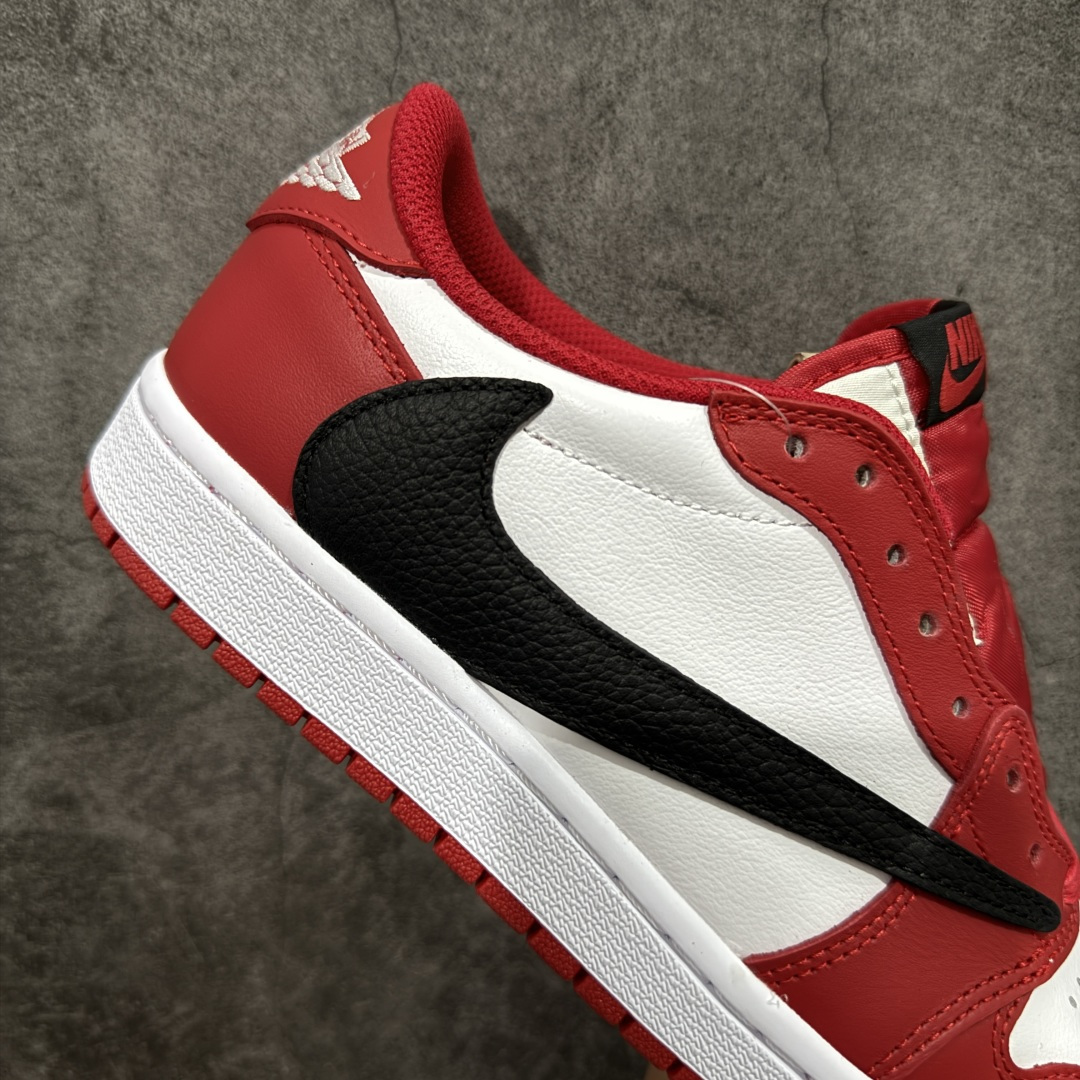 图片[7]-【原厂版】Air Jordan 1 x Travis Scott AJ1 x TS联名白红倒钩低帮 DM7866-101 超级强悍品质 可对比市场各大纯原版本 专业aj大厂出品 对细节的把控毋庸置疑 材料也是用最接近原鞋的头层皮料 所有地方都没有做到减配 原厂鞋楦打造完美鞋型 整体鞋型以及后跟做的弧度做的非常好 鞋带为原厂打蜡鞋带 粗细程度同步原鞋 裁片清洁度到位 无明显瑕疵毛边 免修产品 正确针车 该重针 该有尖角的地方都有做到 鞋价格非常香 转手可闭眼卖高价 到手各位就知道货有多好 绝对秒杀一切同价格货品 尺码：36-47.5-选品中心