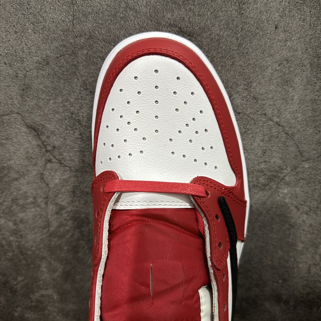 图片[5]-【原厂版】Air Jordan 1 x Travis Scott AJ1 x TS联名白红倒钩低帮 DM7866-101 超级强悍品质 可对比市场各大纯原版本 专业aj大厂出品 对细节的把控毋庸置疑 材料也是用最接近原鞋的头层皮料 所有地方都没有做到减配 原厂鞋楦打造完美鞋型 整体鞋型以及后跟做的弧度做的非常好 鞋带为原厂打蜡鞋带 粗细程度同步原鞋 裁片清洁度到位 无明显瑕疵毛边 免修产品 正确针车 该重针 该有尖角的地方都有做到 鞋价格非常香 转手可闭眼卖高价 到手各位就知道货有多好 绝对秒杀一切同价格货品 尺码：36-47.5-选品中心