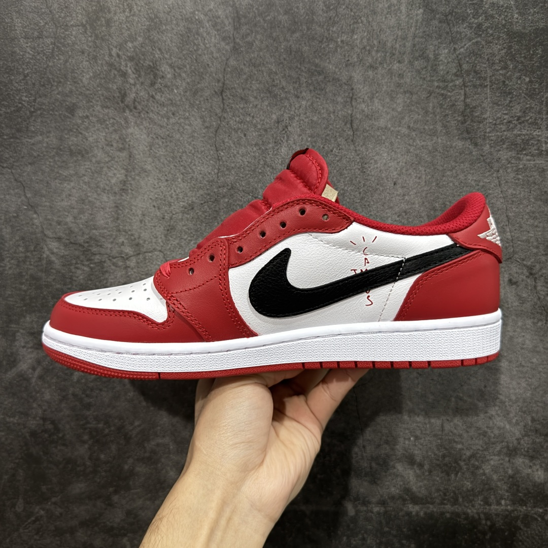 图片[2]-【原厂版】Air Jordan 1 x Travis Scott AJ1 x TS联名白红倒钩低帮 DM7866-101 超级强悍品质 可对比市场各大纯原版本 专业aj大厂出品 对细节的把控毋庸置疑 材料也是用最接近原鞋的头层皮料 所有地方都没有做到减配 原厂鞋楦打造完美鞋型 整体鞋型以及后跟做的弧度做的非常好 鞋带为原厂打蜡鞋带 粗细程度同步原鞋 裁片清洁度到位 无明显瑕疵毛边 免修产品 正确针车 该重针 该有尖角的地方都有做到 鞋价格非常香 转手可闭眼卖高价 到手各位就知道货有多好 绝对秒杀一切同价格货品 尺码：36-47.5-选品中心