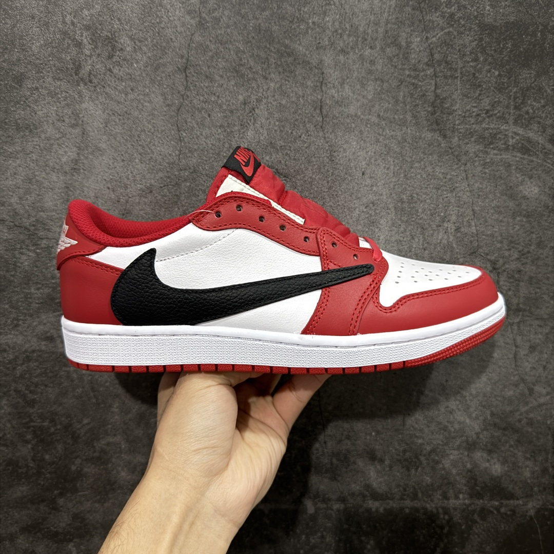 【原厂版】Air Jordan 1 x Travis Scott AJ1 x TS联名白红倒钩低帮 DM7866-101 超级强悍品质 可对比市场各大纯原版本 专业aj大厂出品 对细节的把控毋庸置疑 材料也是用最接近原鞋的头层皮料 所有地方都没有做到减配 原厂鞋楦打造完美鞋型 整体鞋型以及后跟做的弧度做的非常好 鞋带为原厂打蜡鞋带 粗细程度同步原鞋 裁片清洁度到位 无明显瑕疵毛边 免修产品 正确针车 该重针 该有尖角的地方都有做到 鞋价格非常香 转手可闭眼卖高价 到手各位就知道货有多好 绝对秒杀一切同价格货品 尺码:36-47.5-选品中心