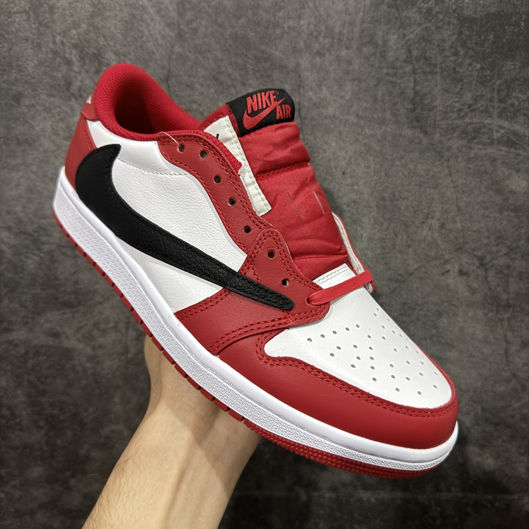 图片[3]-【原厂版】Air Jordan 1 x Travis Scott AJ1 x TS联名白红倒钩低帮 DM7866-101 超级强悍品质 可对比市场各大纯原版本 专业aj大厂出品 对细节的把控毋庸置疑 材料也是用最接近原鞋的头层皮料 所有地方都没有做到减配 原厂鞋楦打造完美鞋型 整体鞋型以及后跟做的弧度做的非常好 鞋带为原厂打蜡鞋带 粗细程度同步原鞋 裁片清洁度到位 无明显瑕疵毛边 免修产品 正确针车 该重针 该有尖角的地方都有做到 鞋价格非常香 转手可闭眼卖高价 到手各位就知道货有多好 绝对秒杀一切同价格货品 尺码：36-47.5-选品中心