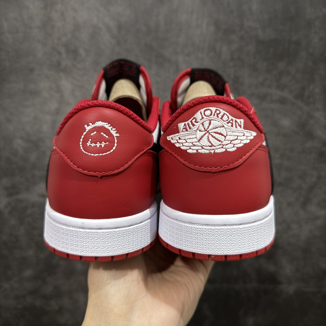 图片[4]-【原厂版】Air Jordan 1 x Travis Scott AJ1 x TS联名白红倒钩低帮 DM7866-101 超级强悍品质 可对比市场各大纯原版本 专业aj大厂出品 对细节的把控毋庸置疑 材料也是用最接近原鞋的头层皮料 所有地方都没有做到减配 原厂鞋楦打造完美鞋型 整体鞋型以及后跟做的弧度做的非常好 鞋带为原厂打蜡鞋带 粗细程度同步原鞋 裁片清洁度到位 无明显瑕疵毛边 免修产品 正确针车 该重针 该有尖角的地方都有做到 鞋价格非常香 转手可闭眼卖高价 到手各位就知道货有多好 绝对秒杀一切同价格货品 尺码：36-47.5-选品中心