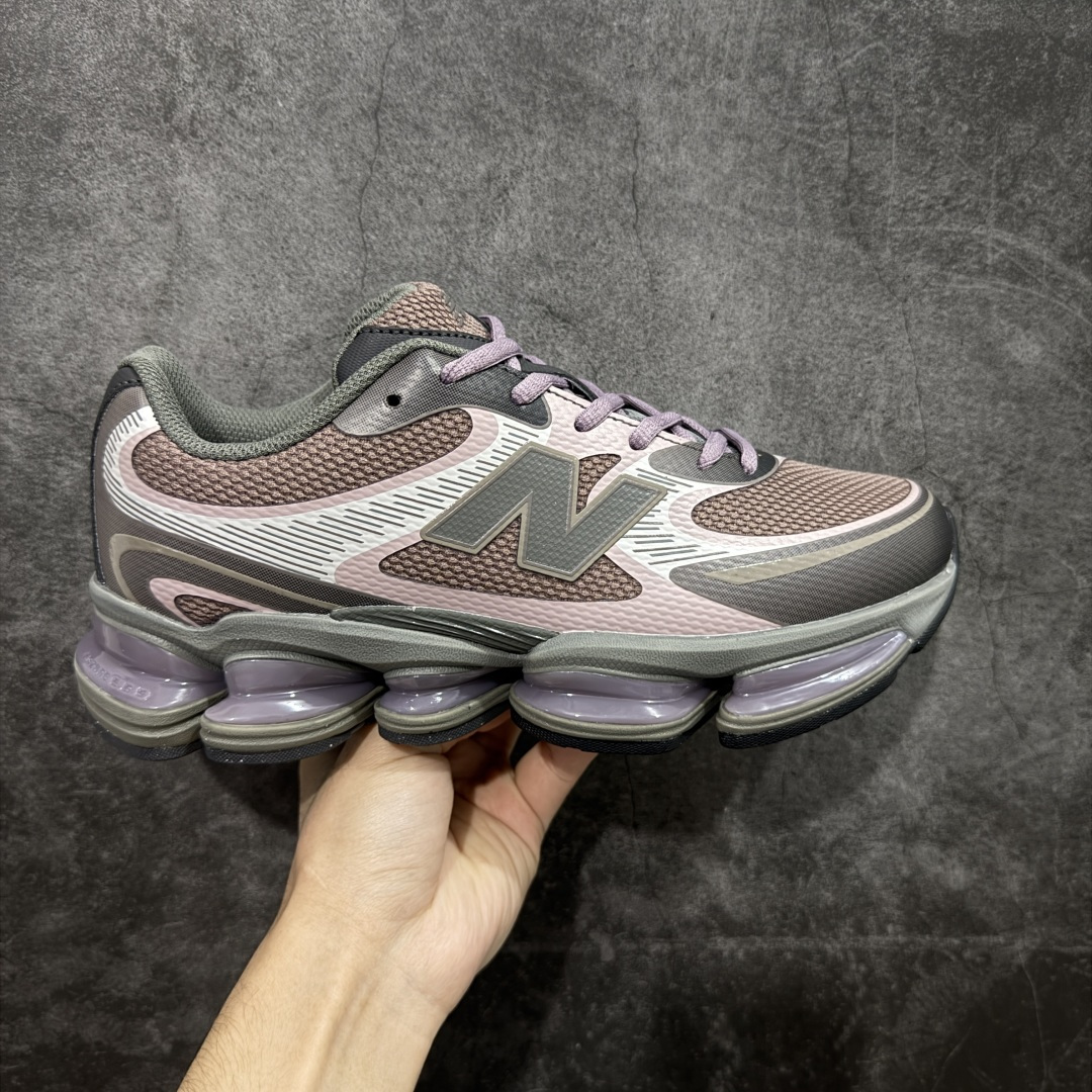 【纯原版】New Balance 新百伦 NB2000 网面休闲鞋 U20002T8 NB官方重磅新品 一款融合复古设计与现代科技的跑鞋,以其经典的造型和舒适脚感,成为2025年复古潮流爱好的推荐单品。 极具视觉冲击力的5根ABZORB单元,以及无缝鞋面的设计,加上3M反光材质的装饰,比之前推出的9060系列更夸张,更具未来感。 货号:U20005F9 尺码:36-46.5-选品中心