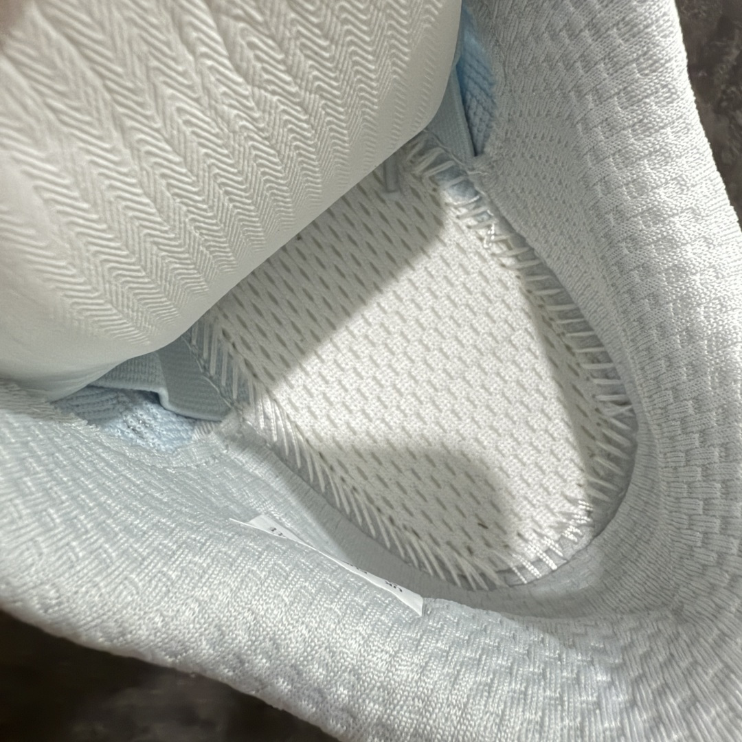 图片[9]-【纯原版】彪马彪破3 PUMA MAGNIFY NITRO 3代 PUMA跑鞋为跑步蓄 能，功能性和美观性兼备。搭载 PUMA NITRO 氮气中底，具备轻量与高缓冲回弹特性，打造柔软舒适脚感。以简约流畅的线条勾勒 PUMA 跑道，为鞋款增添一抹灵动气质。 鞋面 采用轻量化高弹织物鞋面，上脚透气舒适包覆，还确保了耐穿性和支撑性助力急速畅跑 中底 超临界NITRO氮气中底结合厚底轮廓舒适缓震，提供能力反馈，轻便柔软 跑步通勤皆可 鞋侧 PUMA 流线型跑道以明亮色彩呈现，勾勒活力运动美学 外底 采用 PUMAGRIP橡胶大底，止滑耐磨赋予跑者灵活自如的运动体验 货号 311047-04 尺码 36 37 37.5 38 38.5 39 40 40.5 41 42 42.5 43 44 44.5 45-选品中心