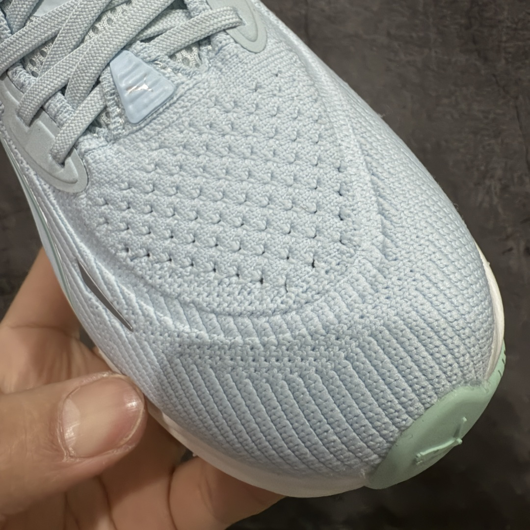 图片[5]-【纯原版】彪马彪破3 PUMA MAGNIFY NITRO 3代 PUMA跑鞋为跑步蓄 能，功能性和美观性兼备。搭载 PUMA NITRO 氮气中底，具备轻量与高缓冲回弹特性，打造柔软舒适脚感。以简约流畅的线条勾勒 PUMA 跑道，为鞋款增添一抹灵动气质。 鞋面 采用轻量化高弹织物鞋面，上脚透气舒适包覆，还确保了耐穿性和支撑性助力急速畅跑 中底 超临界NITRO氮气中底结合厚底轮廓舒适缓震，提供能力反馈，轻便柔软 跑步通勤皆可 鞋侧 PUMA 流线型跑道以明亮色彩呈现，勾勒活力运动美学 外底 采用 PUMAGRIP橡胶大底，止滑耐磨赋予跑者灵活自如的运动体验 货号 311047-04 尺码 36 37 37.5 38 38.5 39 40 40.5 41 42 42.5 43 44 44.5 45-选品中心