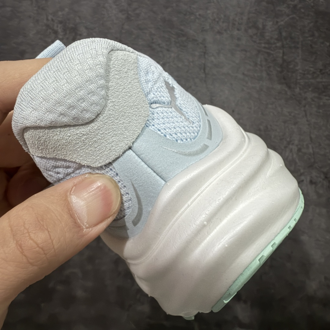 图片[2]-【纯原版】彪马彪破3 PUMA MAGNIFY NITRO 3代 PUMA跑鞋为跑步蓄 能，功能性和美观性兼备。搭载 PUMA NITRO 氮气中底，具备轻量与高缓冲回弹特性，打造柔软舒适脚感。以简约流畅的线条勾勒 PUMA 跑道，为鞋款增添一抹灵动气质。 鞋面 采用轻量化高弹织物鞋面，上脚透气舒适包覆，还确保了耐穿性和支撑性助力急速畅跑 中底 超临界NITRO氮气中底结合厚底轮廓舒适缓震，提供能力反馈，轻便柔软 跑步通勤皆可 鞋侧 PUMA 流线型跑道以明亮色彩呈现，勾勒活力运动美学 外底 采用 PUMAGRIP橡胶大底，止滑耐磨赋予跑者灵活自如的运动体验 货号 311047-04 尺码 36 37 37.5 38 38.5 39 40 40.5 41 42 42.5 43 44 44.5 45-选品中心